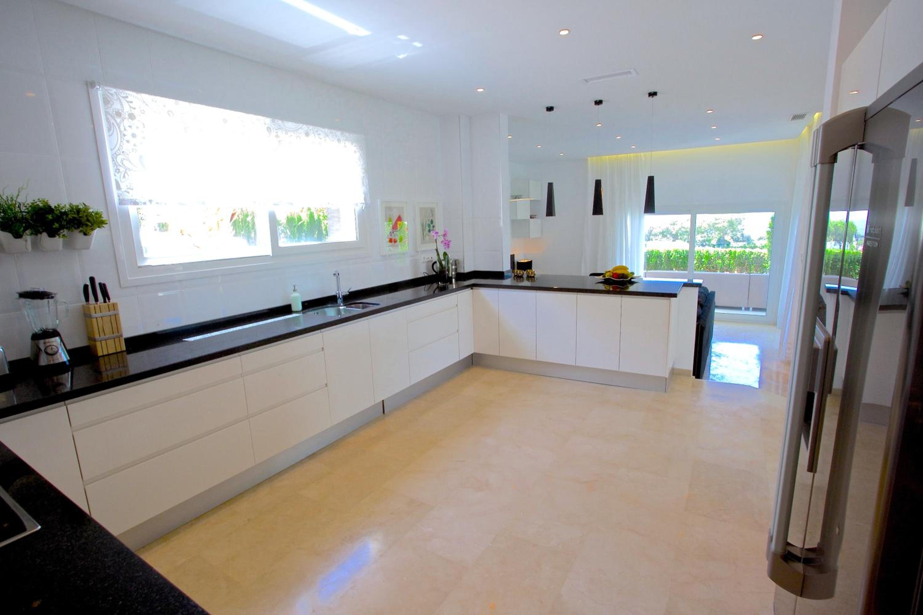 Marbella Vacations - Exquisite Villa Near Beach - Heated Pool - Property Image 44