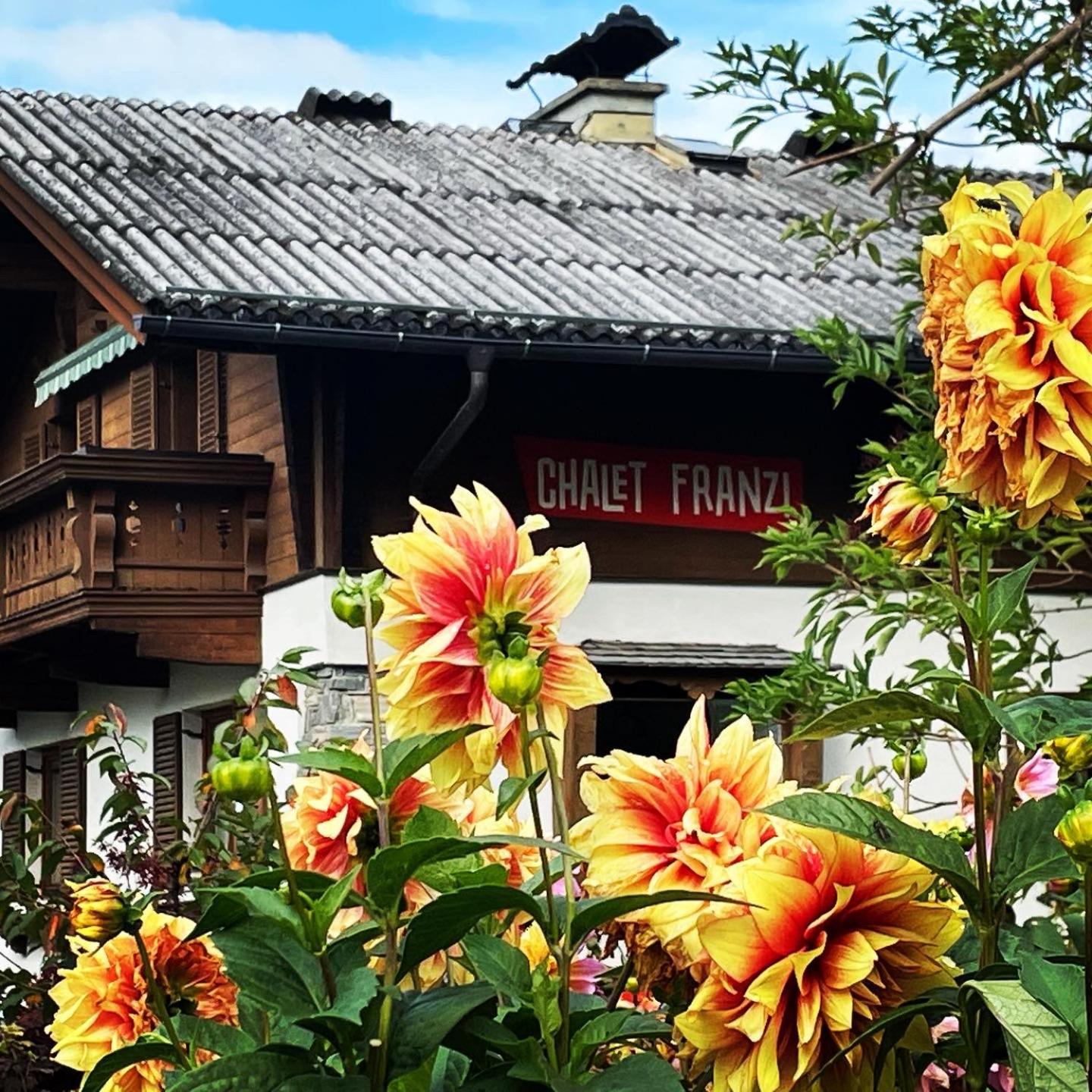Chalet Franzi - Ruhiges Chalet mit Bergblick, Garten und gratis Eintritt ins Solarbad