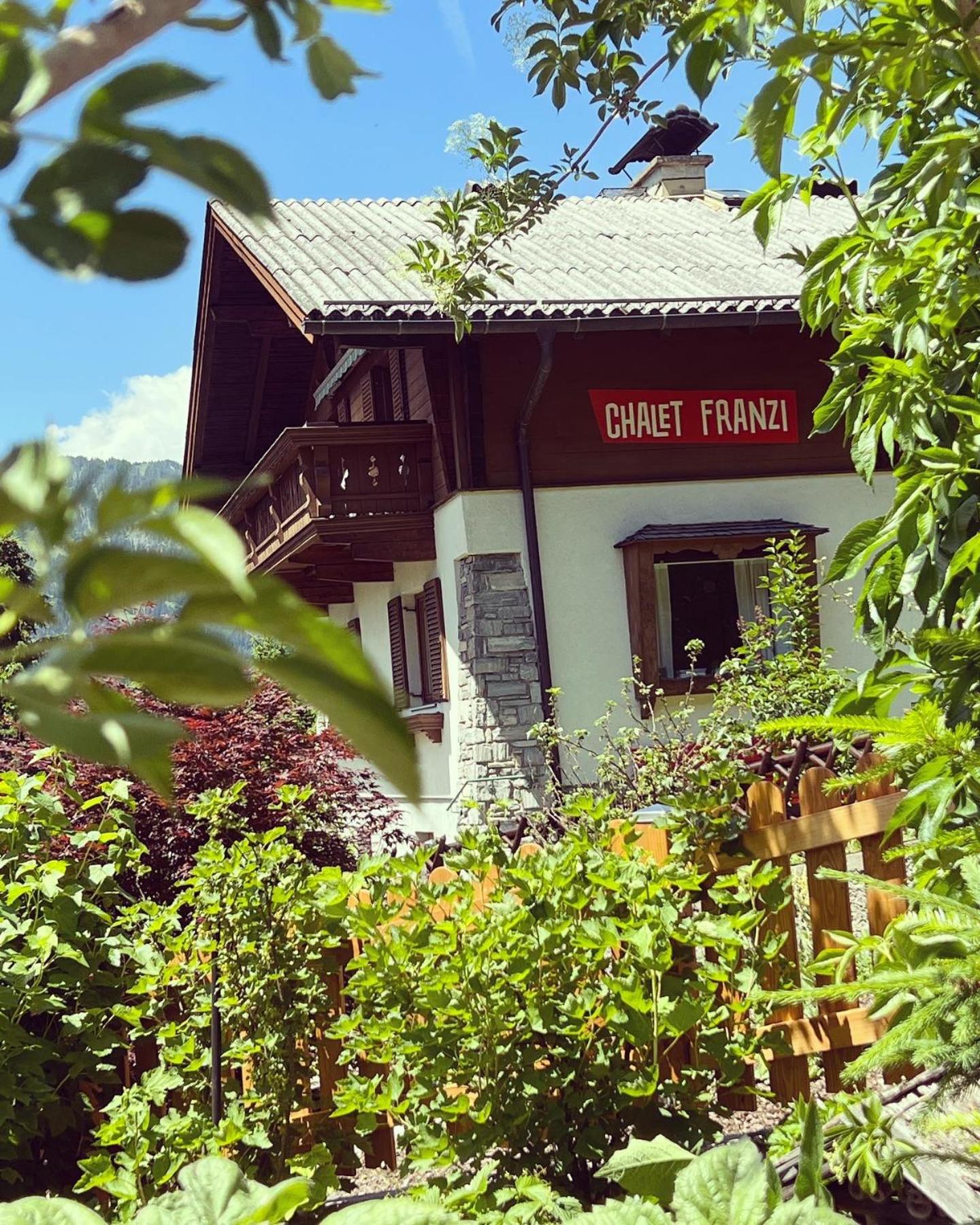 Chalet Franzi - Ruhiges Chalet mit Bergblick, Garten und gratis Eintritt ins Solarbad