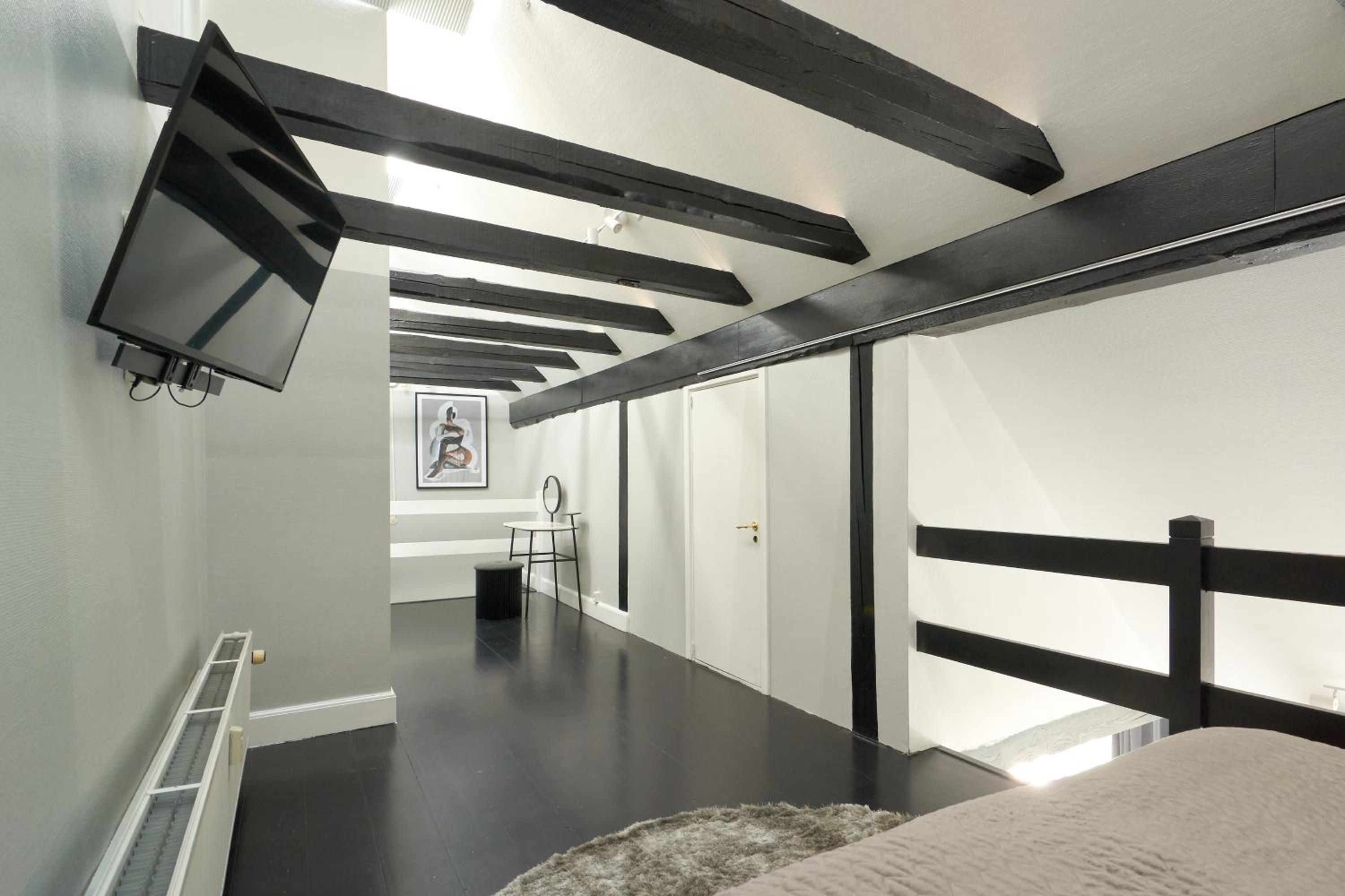 Unique 2 Bedroom Duplex w Exposed Beams in CPH City view 5