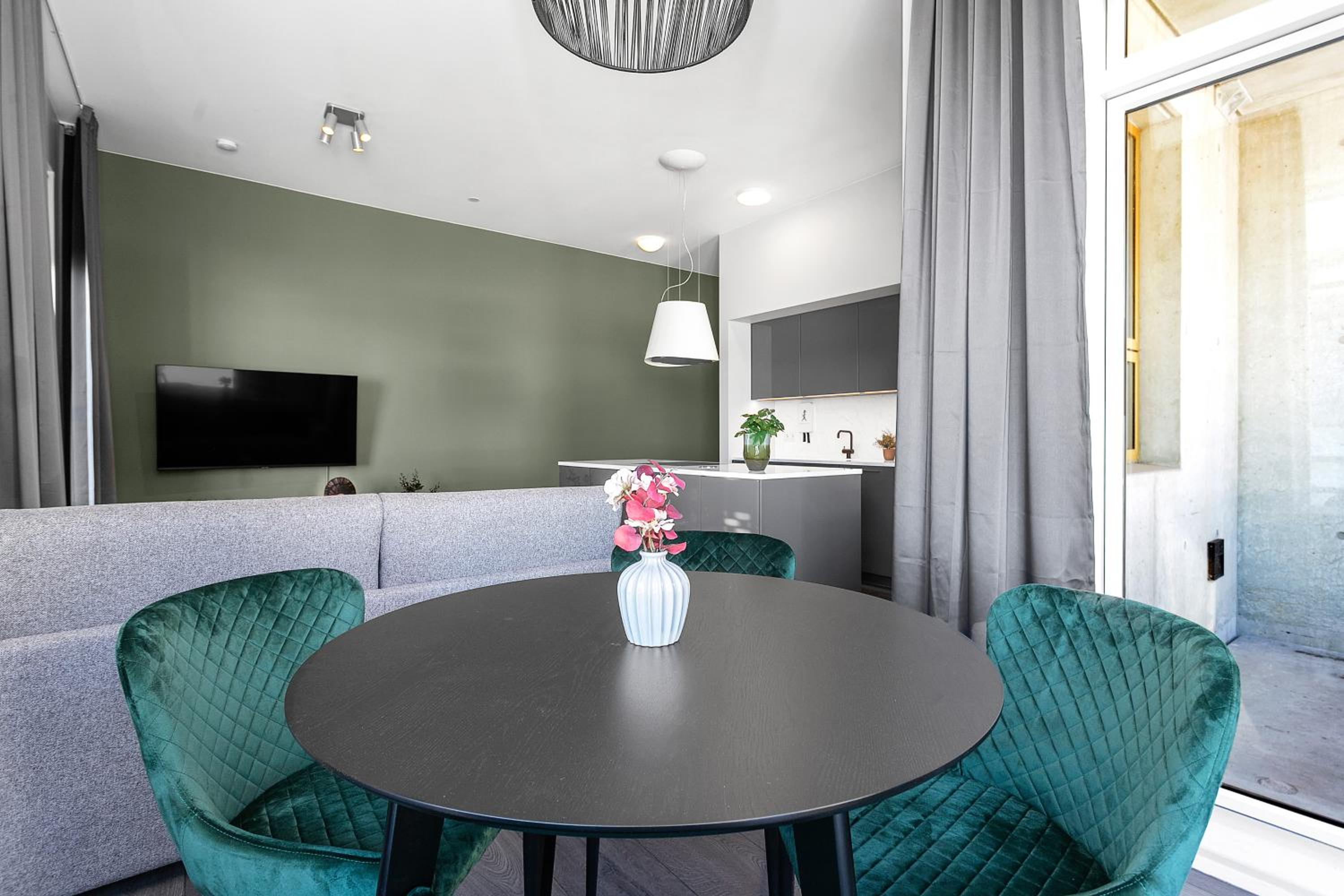 Modern Downtown Apartment - Harbour View view 3