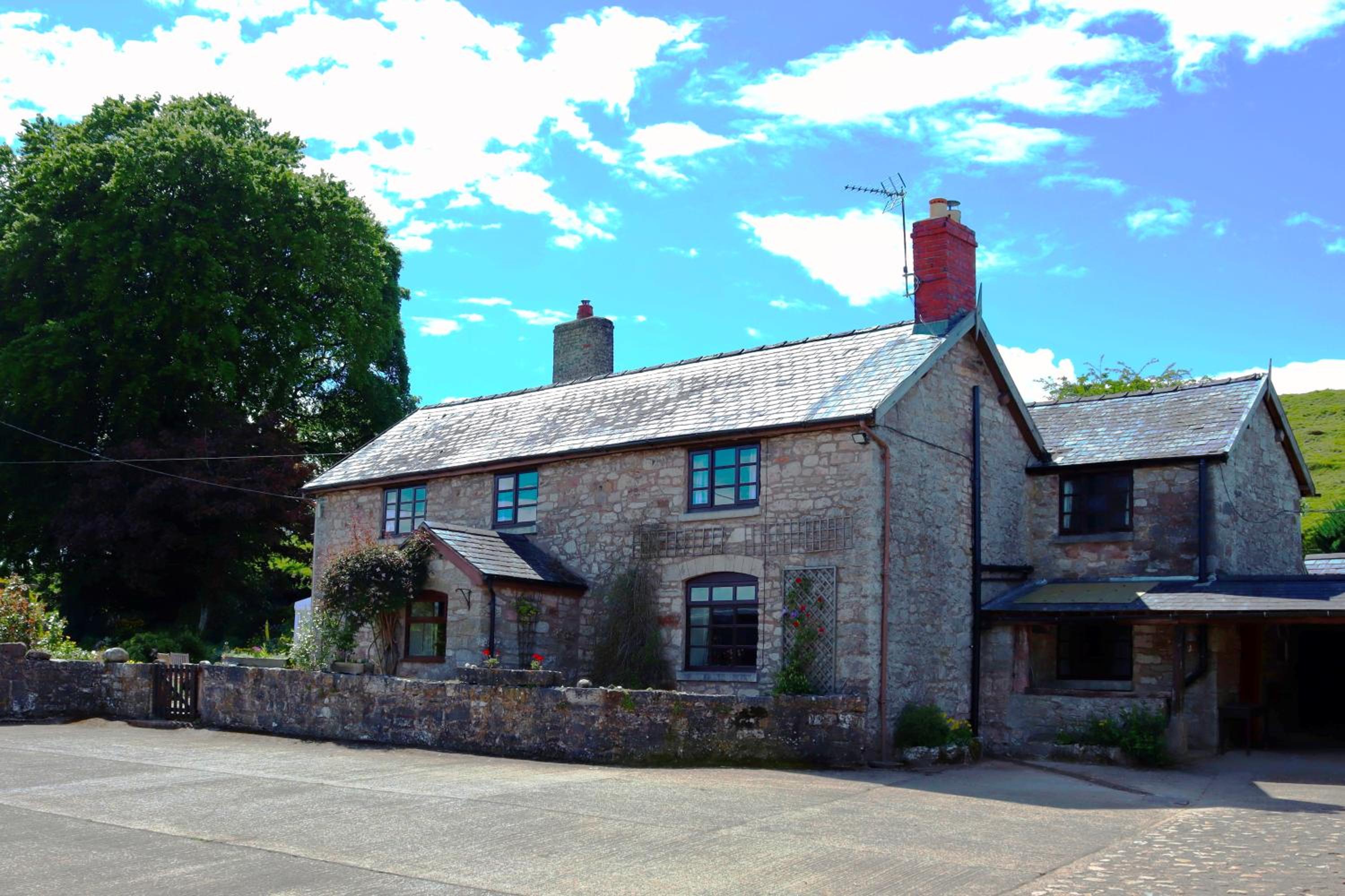 Cynynion Uchaf Farmhouse - 18th Century, Welsh Borders, Breathtaking Views