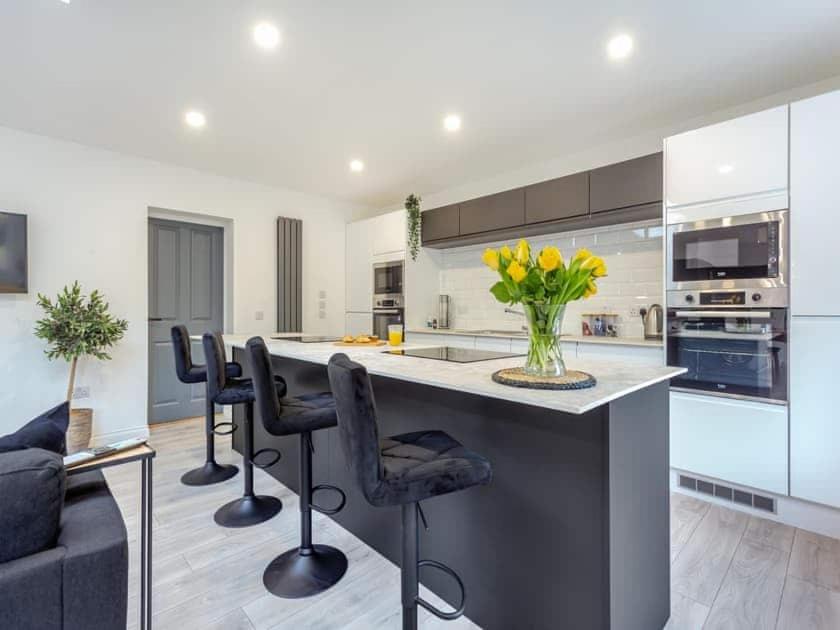 Langley Lodge 7 Double Bedrooms 6 Bathrooms, Smart TVs Ample Parking & Garden view 3