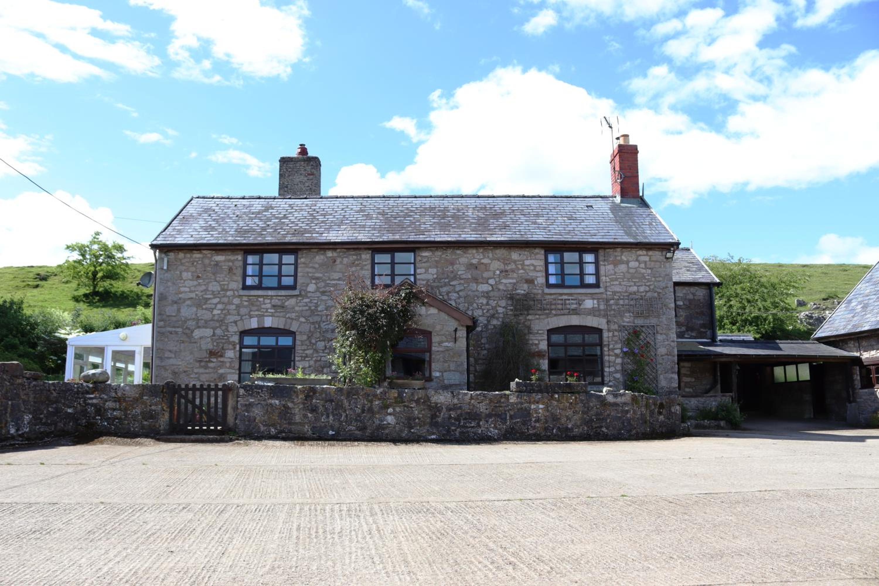 Cynynion Uchaf Farmhouse - 18th Century, Welsh Borders, Breathtaking Views
