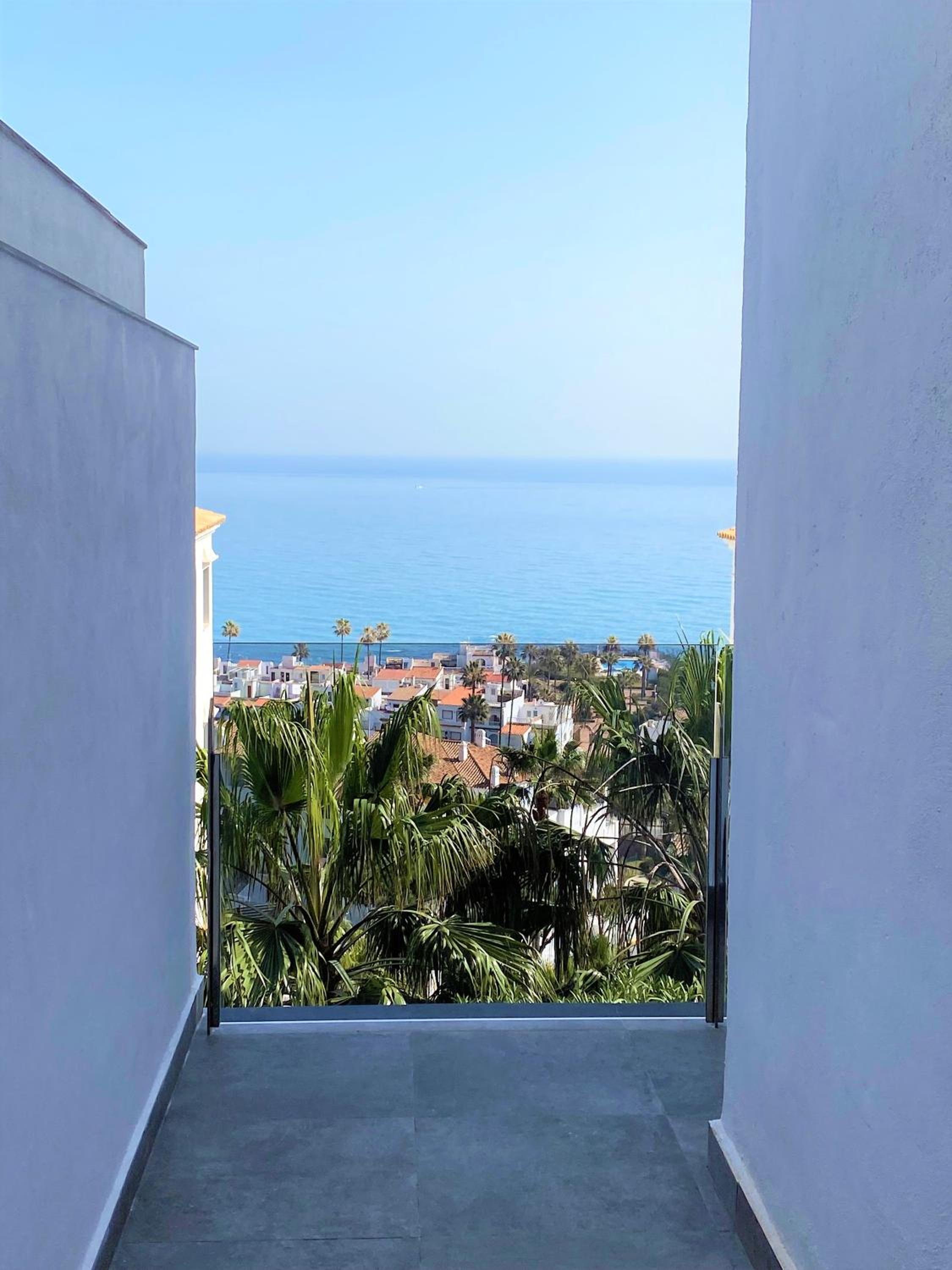 Prestigious apartment with seaview in Manilva