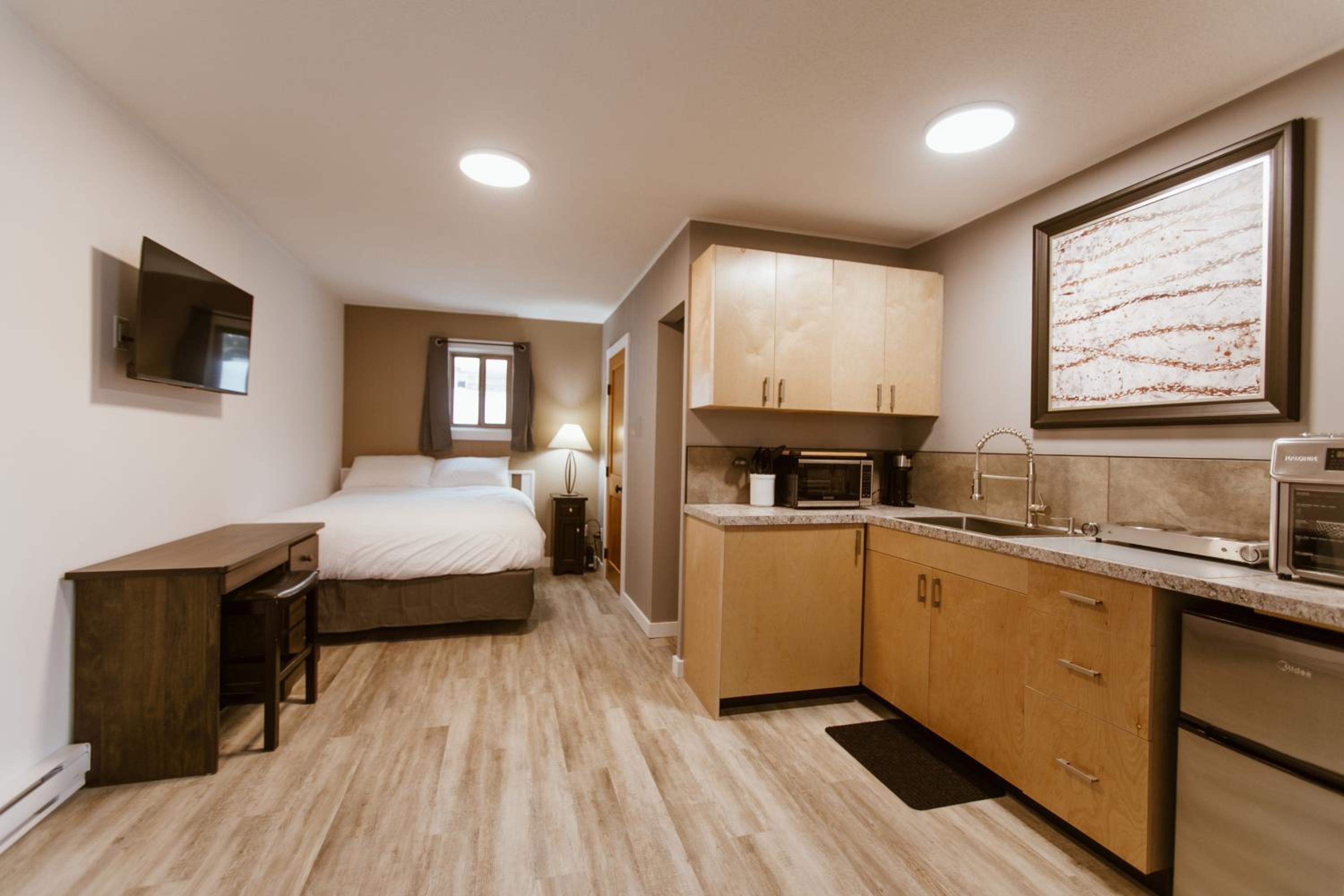 Lone Star Motel - Image 2