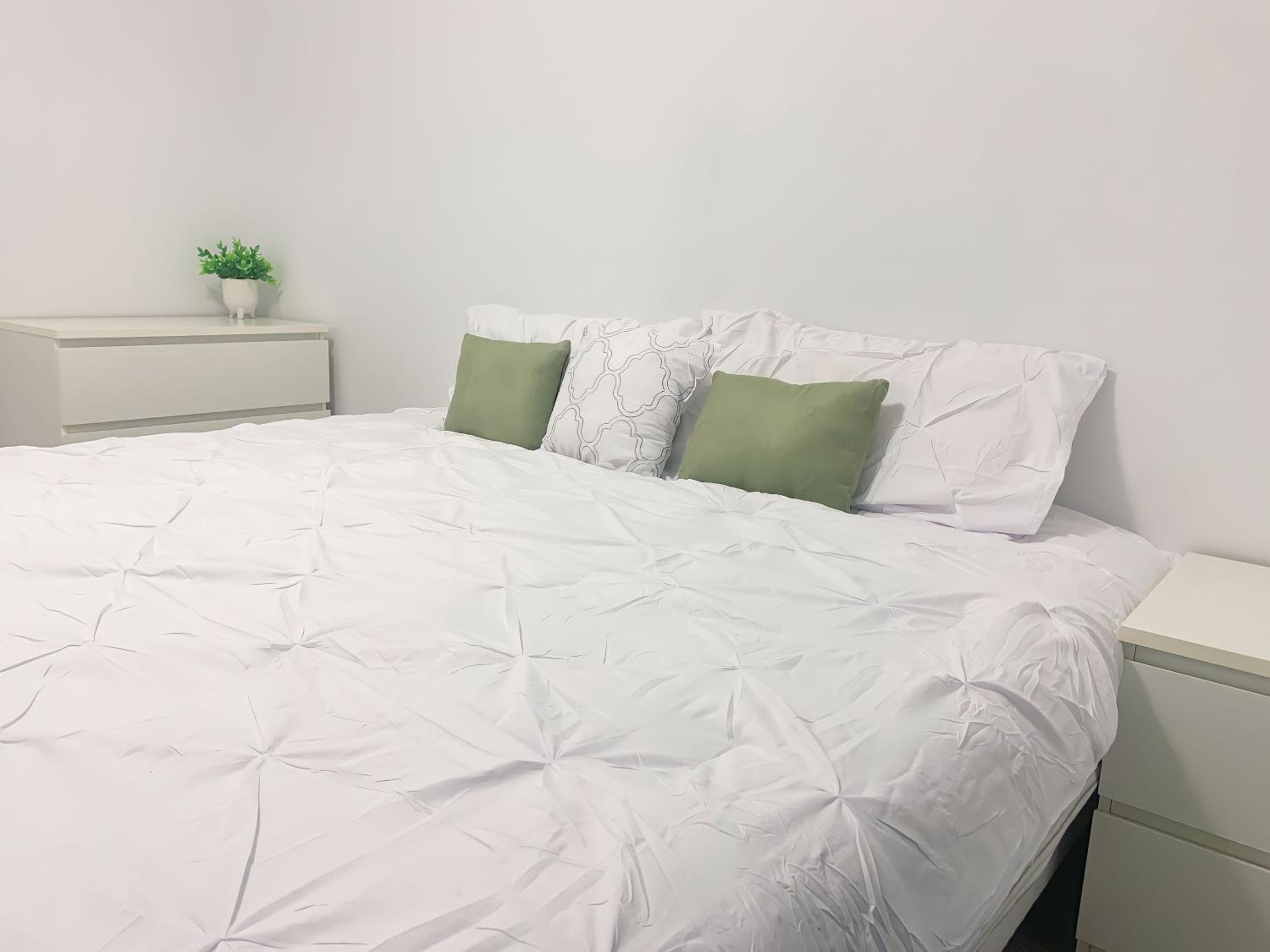 Cozy 1BR Condo w/ Insuite LDRY, Gym & Free Parking - Image 3