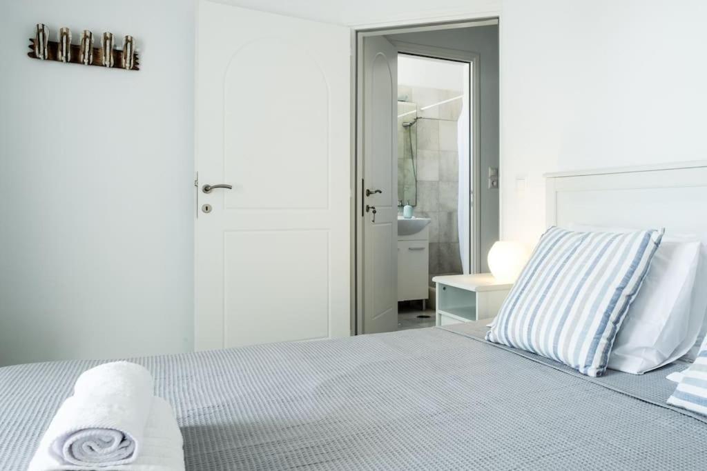 Pergola Paros Cycladic House by the Sea+Pool photo 4