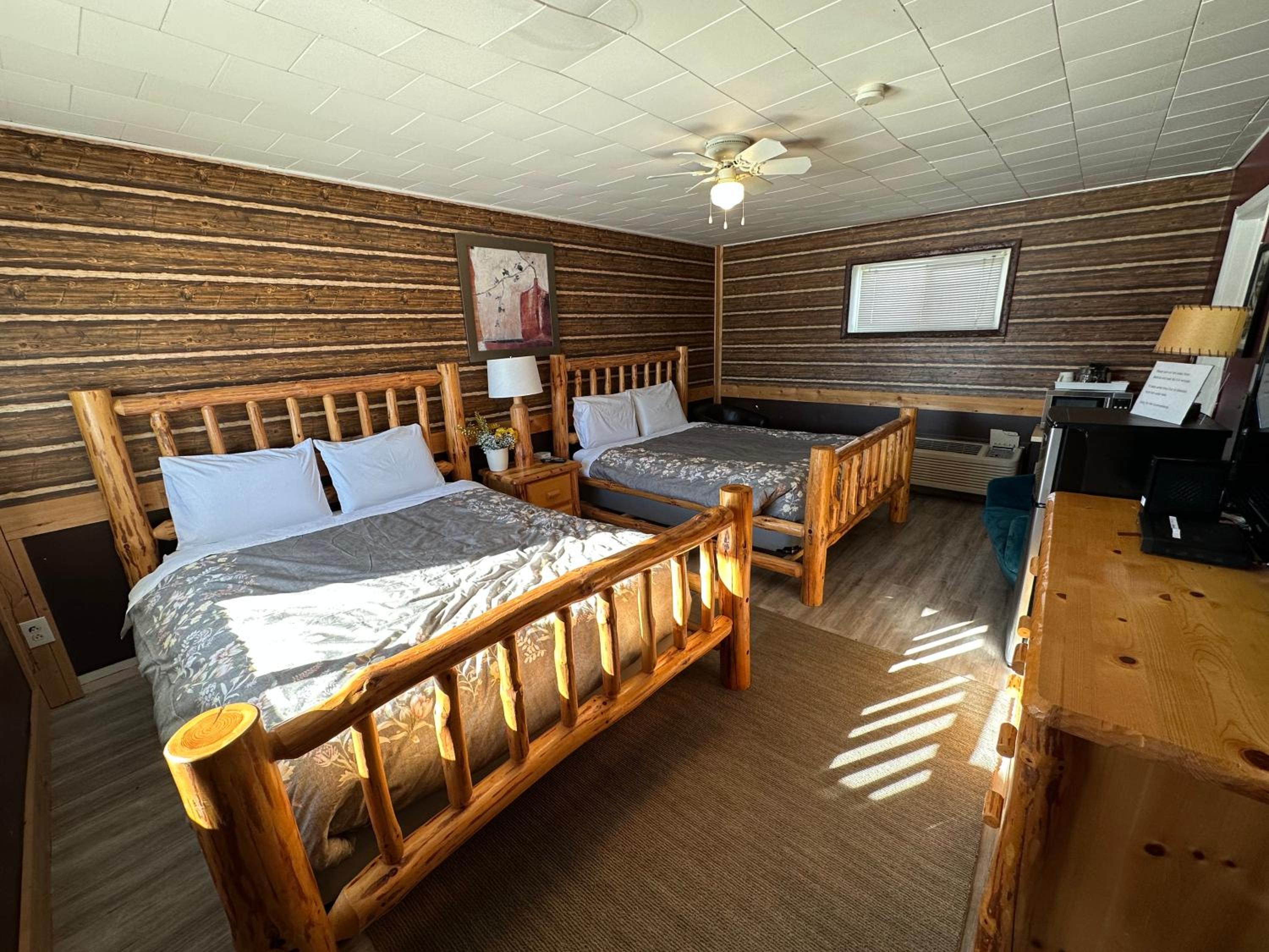 Pinecrest Motel