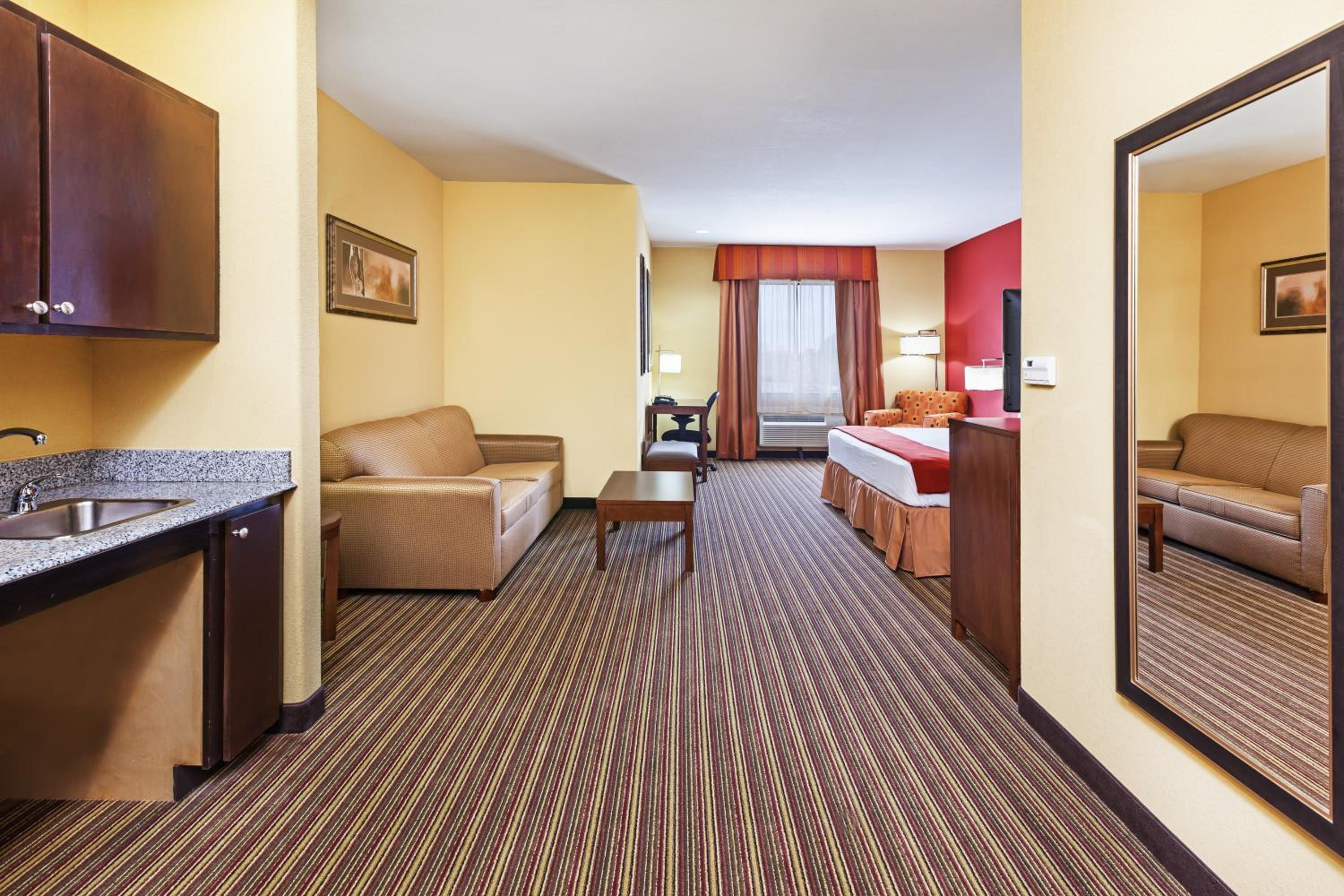 Holiday Inn Express & Suites Cleveland by IHG view 2