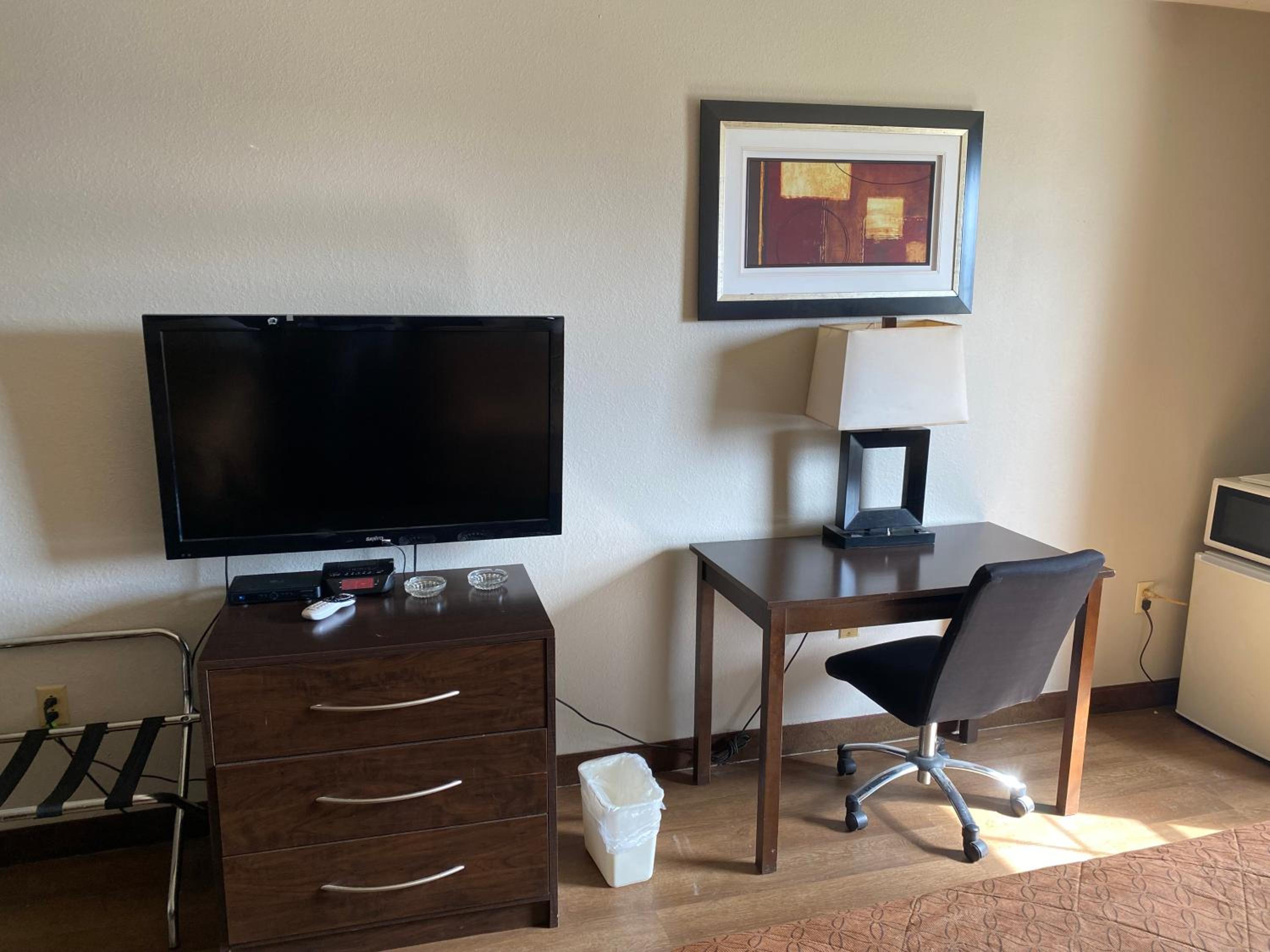 Days Inn by Wyndham Perryville MO view 4