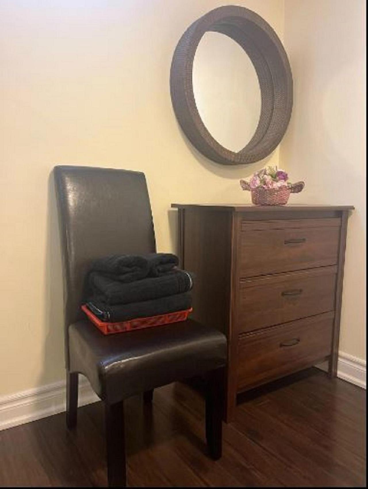 Cozy & Spacious Suite with Private Bathroom near Toronto Airport !