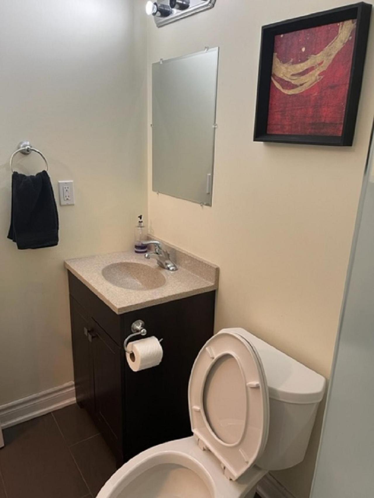 Cozy & Spacious Suite with Private Bathroom near Toronto Airport !