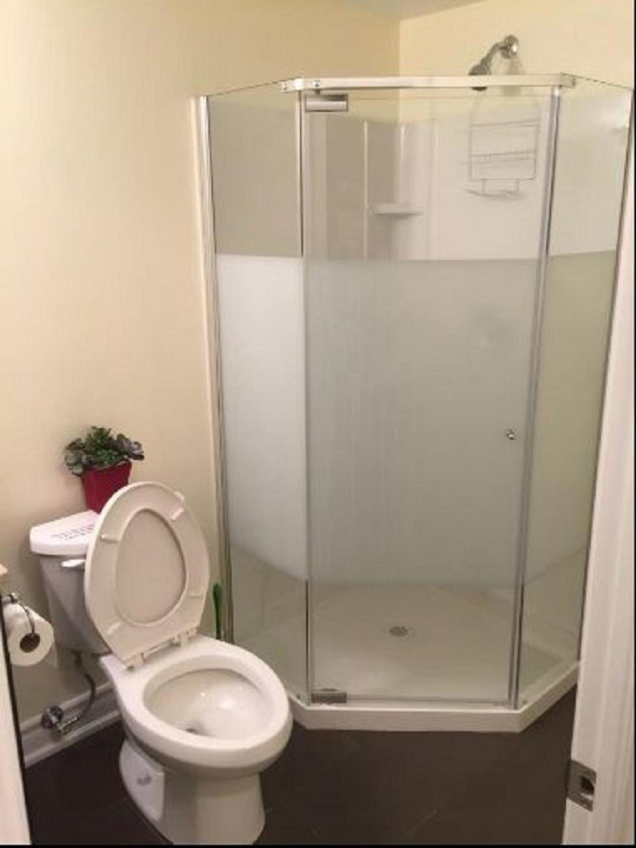 Cozy & Spacious Suite with Private Bathroom near Toronto Airport !