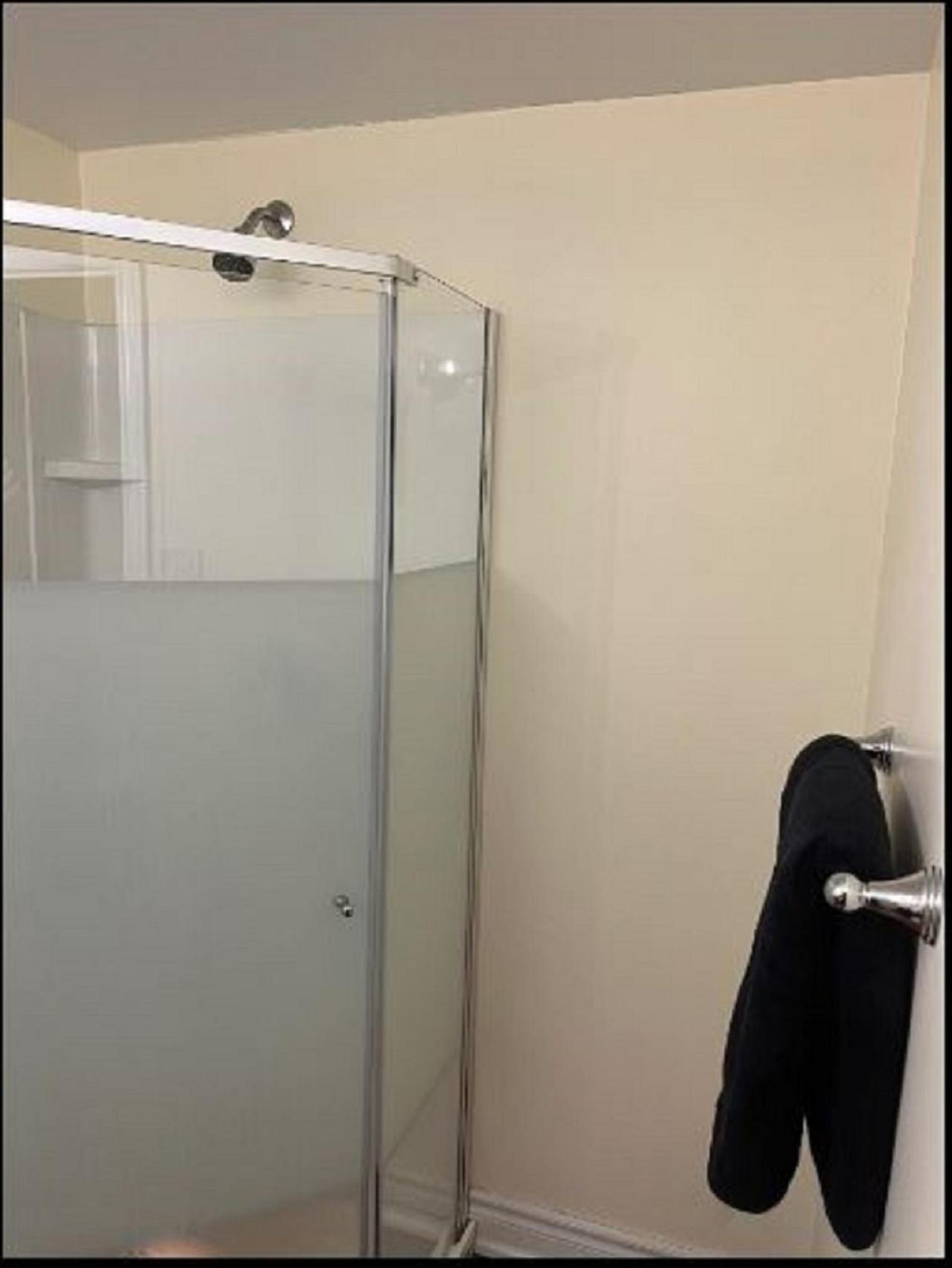 Cozy & Spacious Suite with Private Bathroom near Toronto Airport !