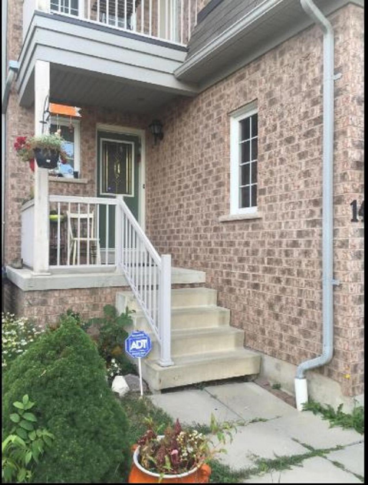 Cozy & Spacious Suite with Private Bathroom near Toronto Airport !