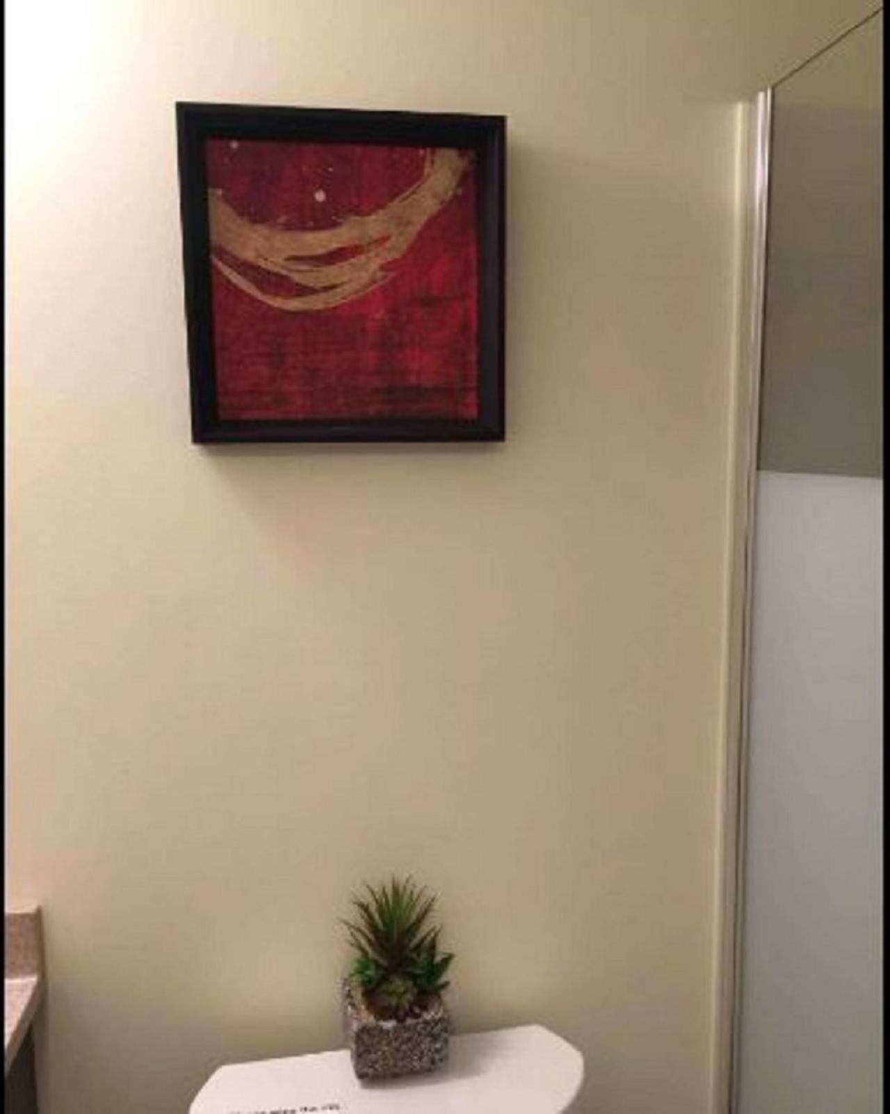 Cozy & Spacious Suite with Private Bathroom near Toronto Airport !