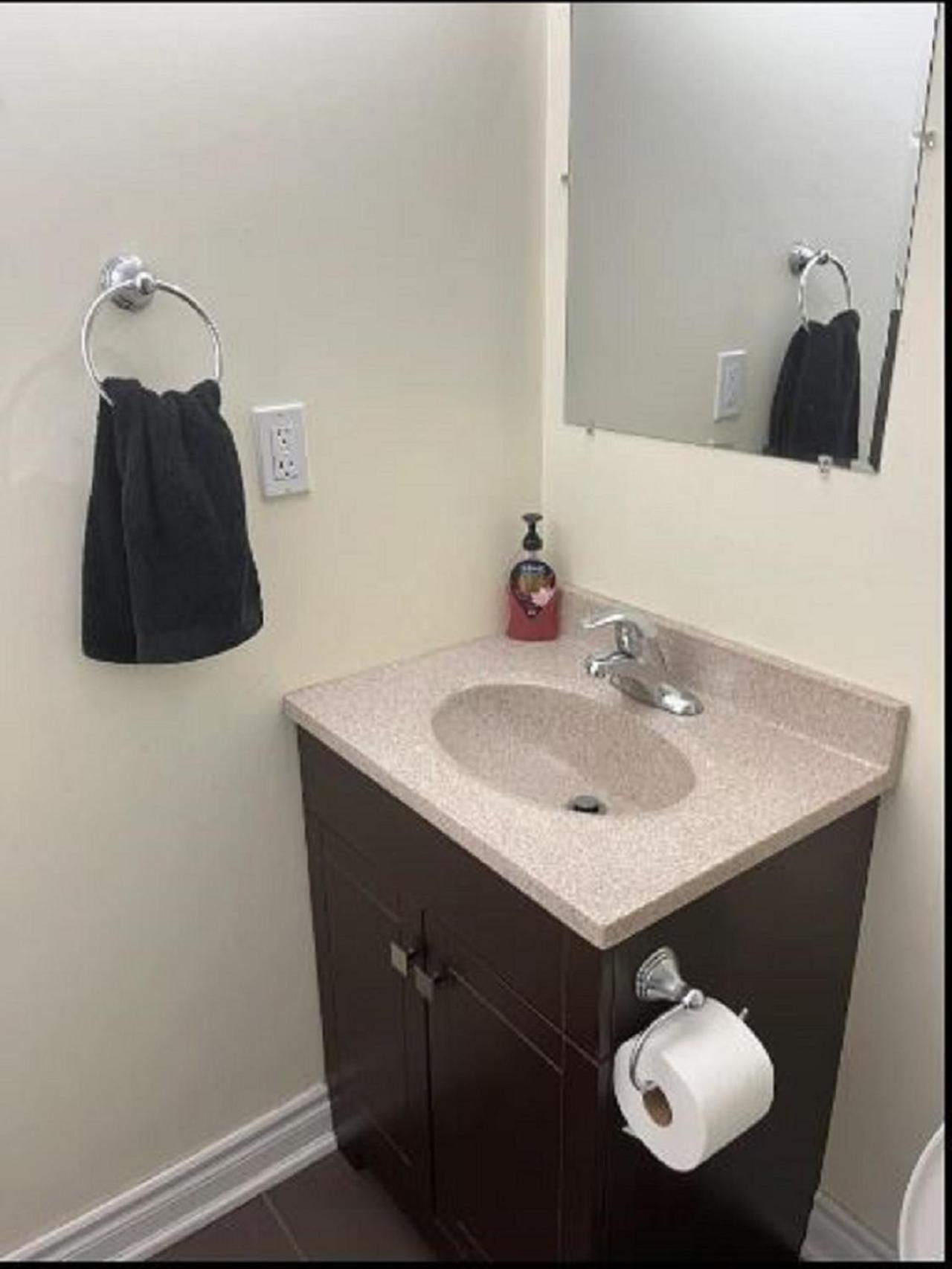 Cozy & Spacious Suite with Private Bathroom near Toronto Airport !