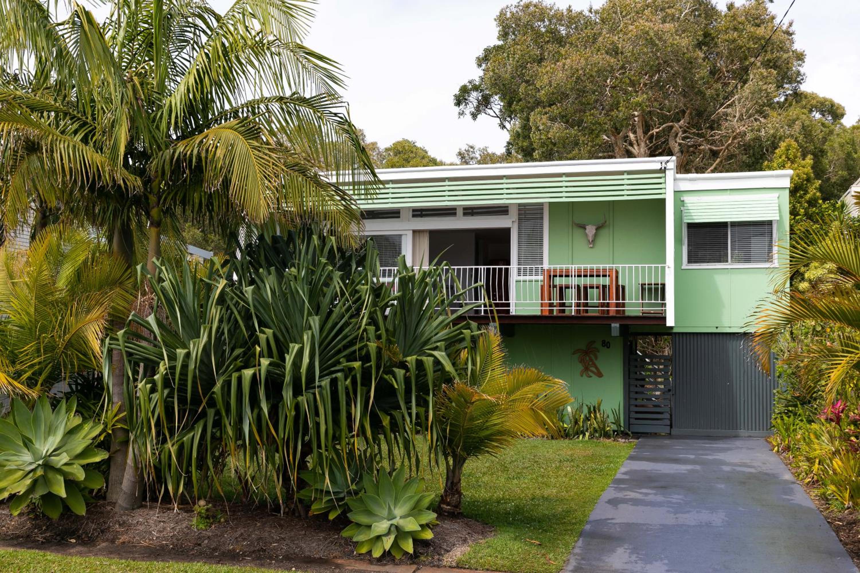 BEACHED @ YAMBA (water views, dog friendly, air con)