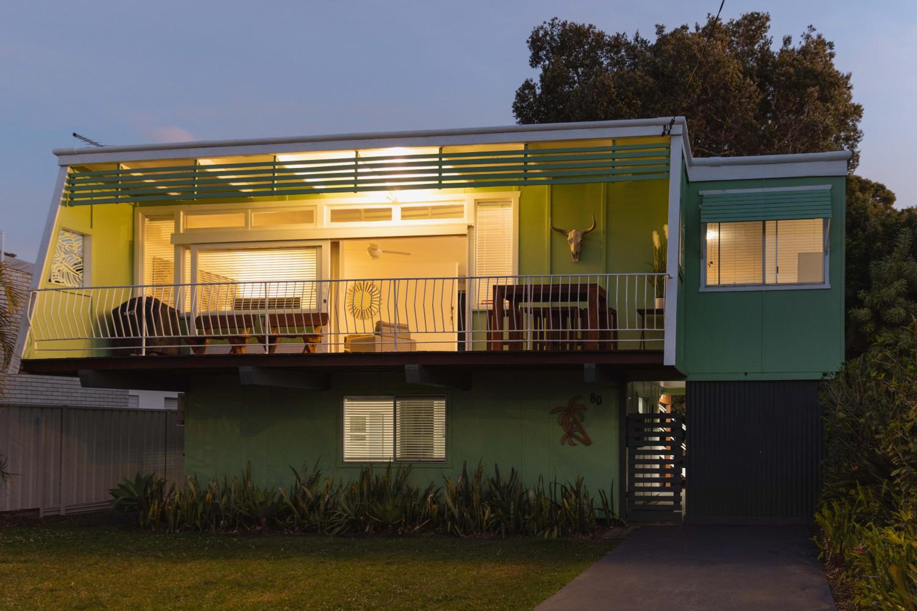 BEACHED @ YAMBA (water views, dog friendly, air con)