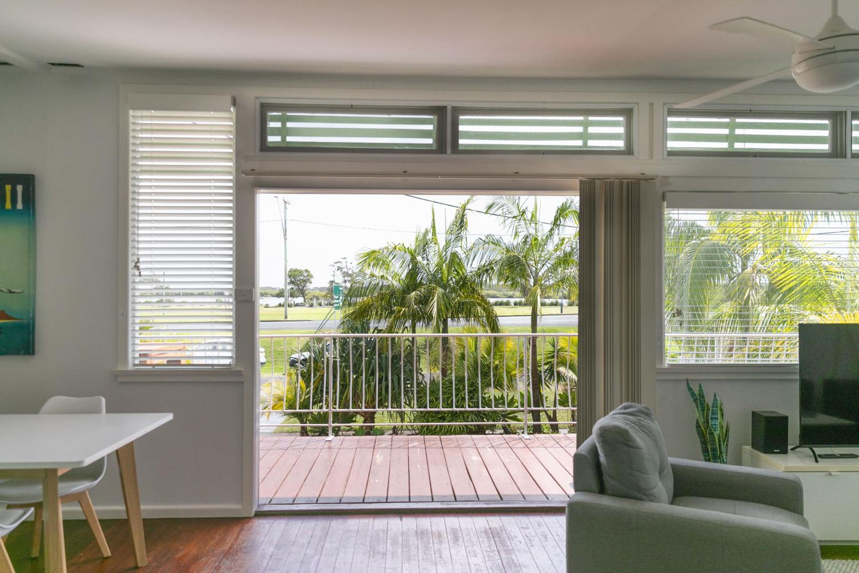 BEACHED @ YAMBA (water views, dog friendly, air con)