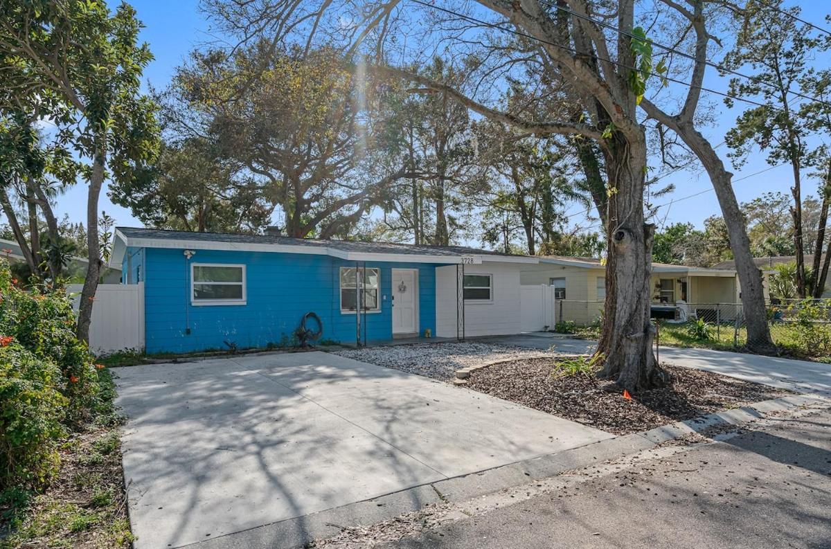 Upscale 2br House Wprivate Yard & Parking view 2