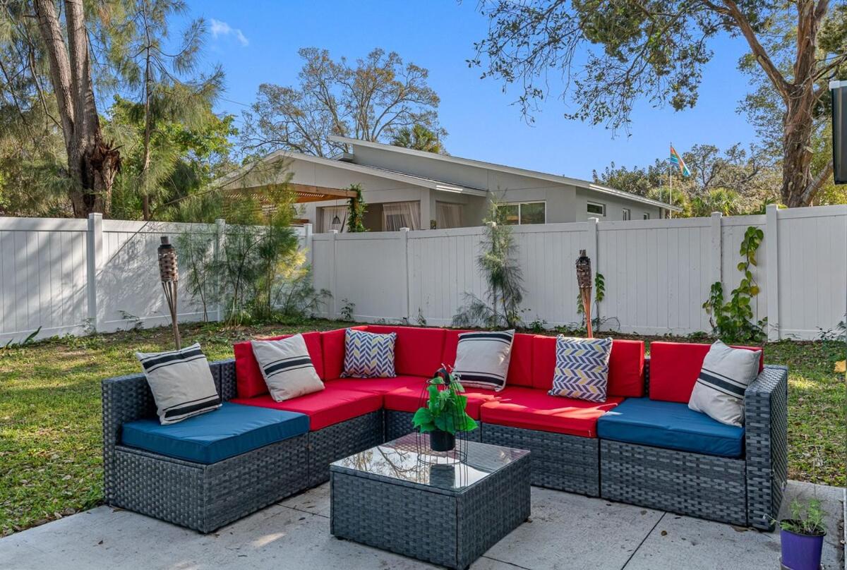 Upscale 2br House Wprivate Yard & Parking view 3