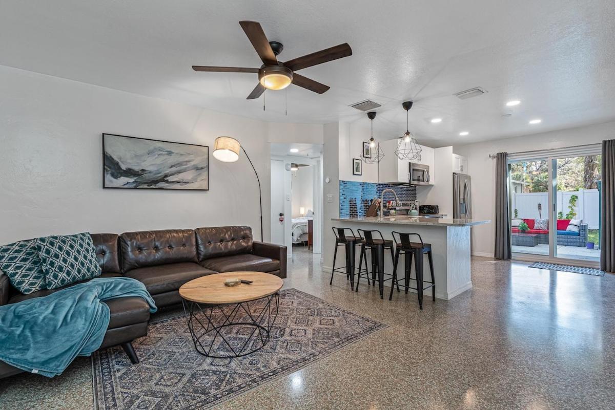 Upscale 2br House Wprivate Yard & Parking view 4