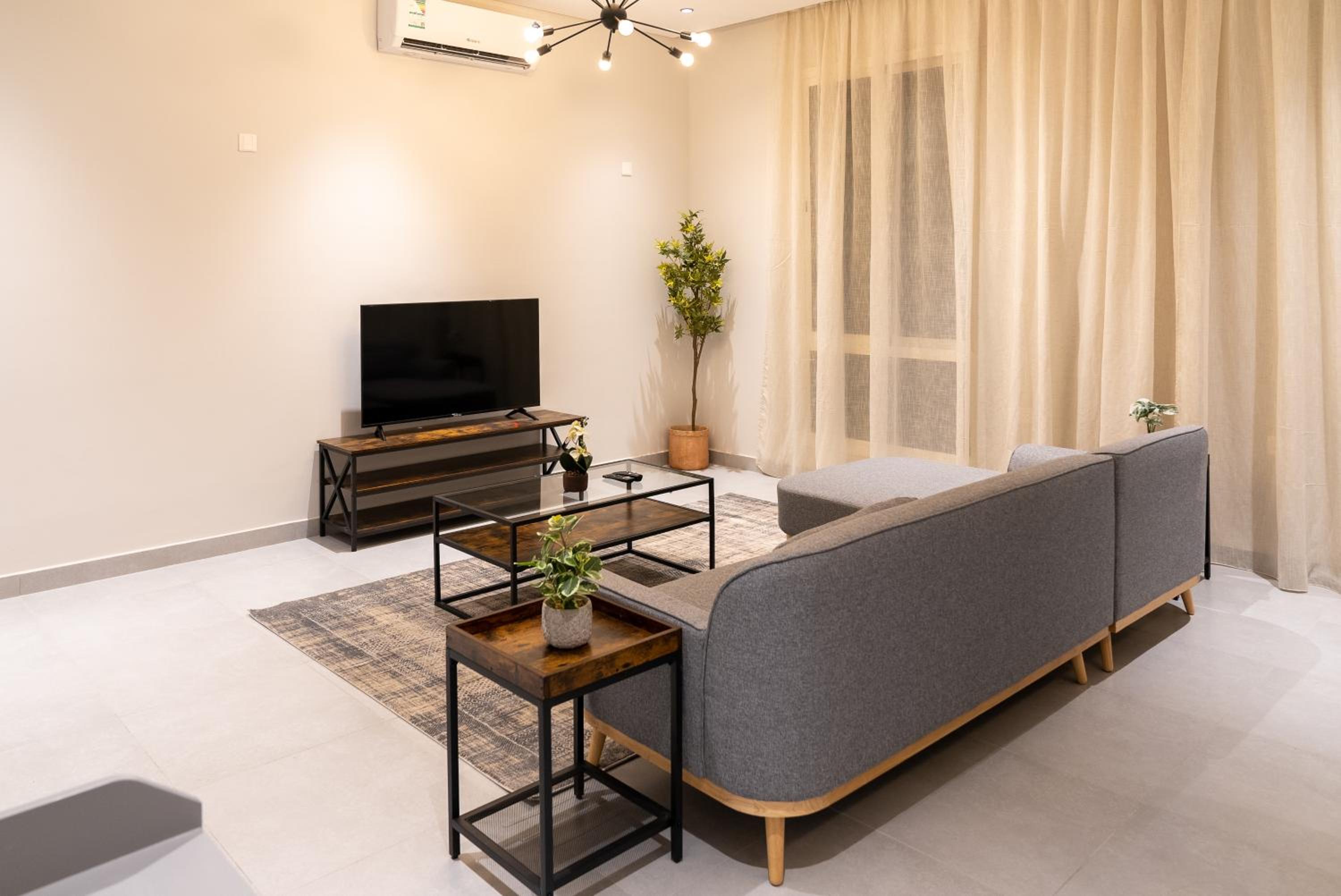 Elegant 3BR Apartment near Boulevard NZL108