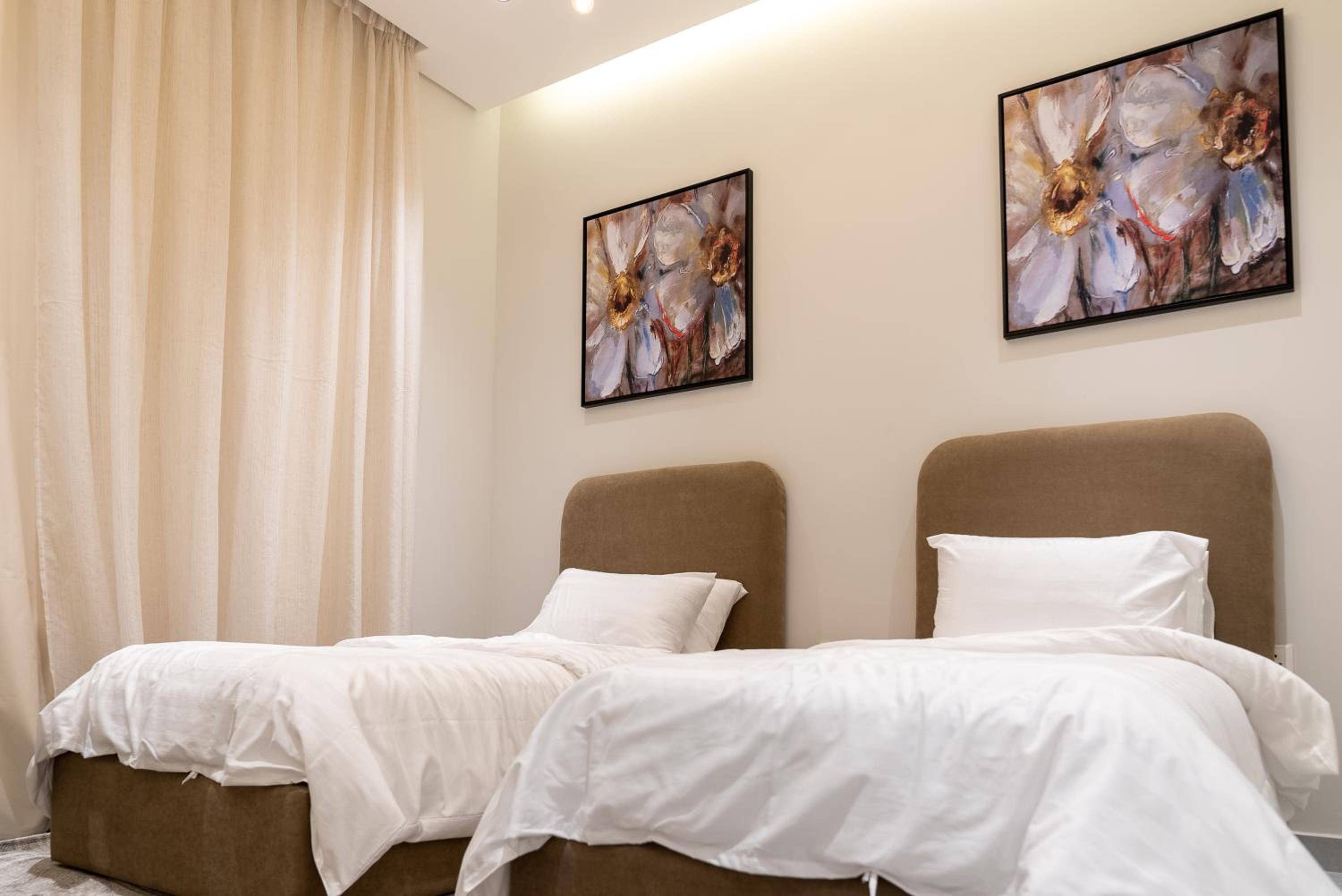 Elegant 3BR Apartment near Boulevard NZL108