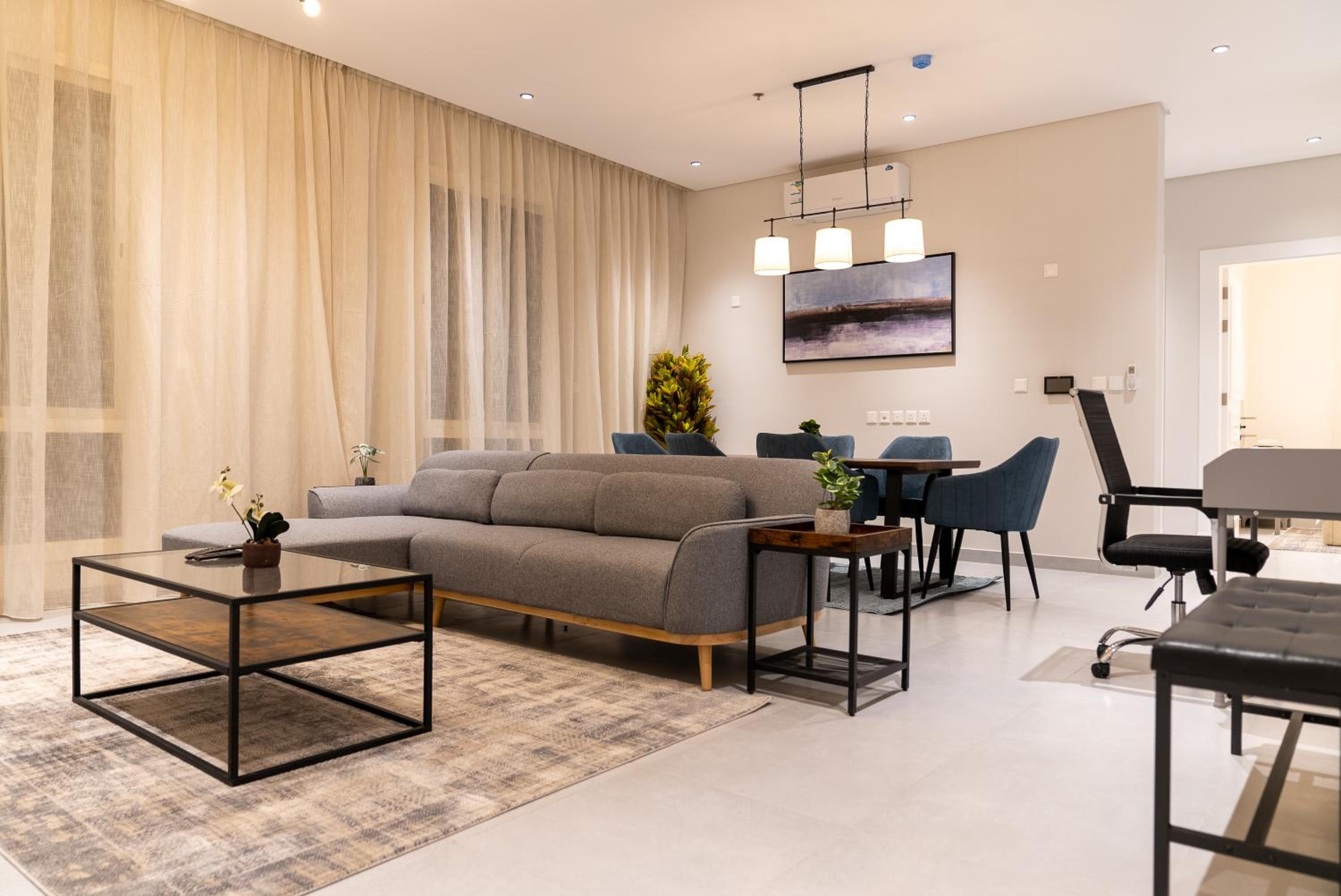 Elegant 3BR Apartment near Boulevard NZL108
