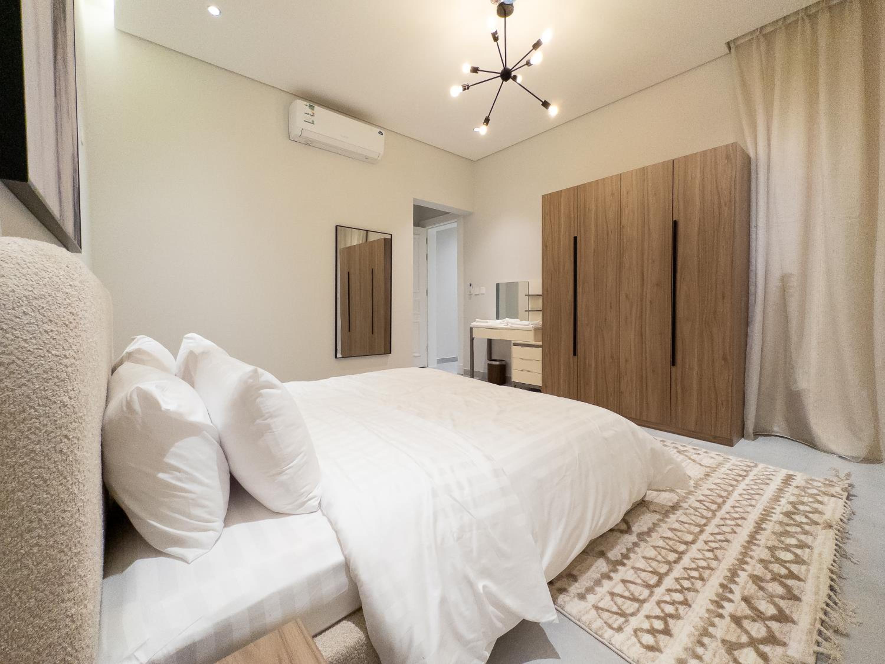 Elegant 3BR Apartment near Boulevard NZL108