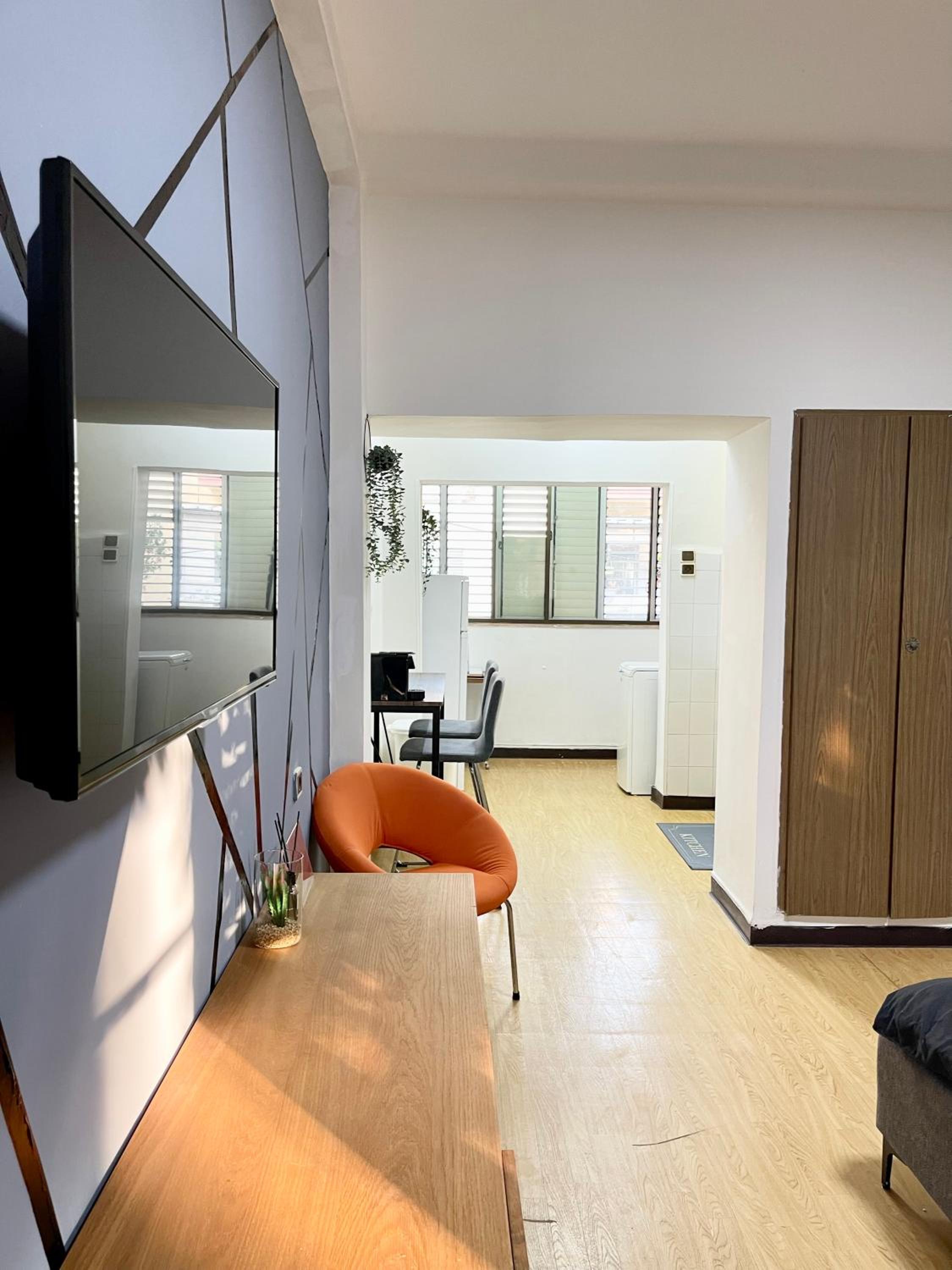 Bat Galim - Mirror Apartment by the beach view 4