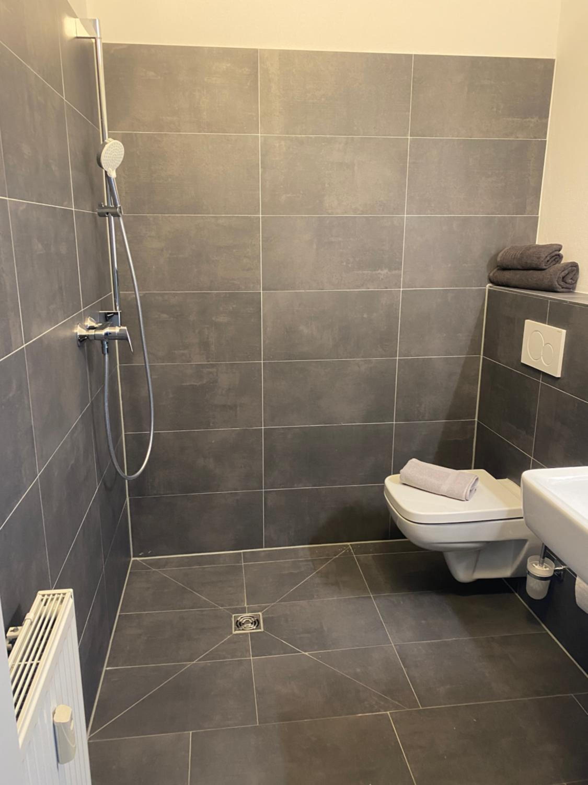 BIELEFELD CITY APARTMENTS - komfortable Einzelzimmer und Doppelzimmer - moderne Badezimmer, schnelles WLAN, Self-Check-In