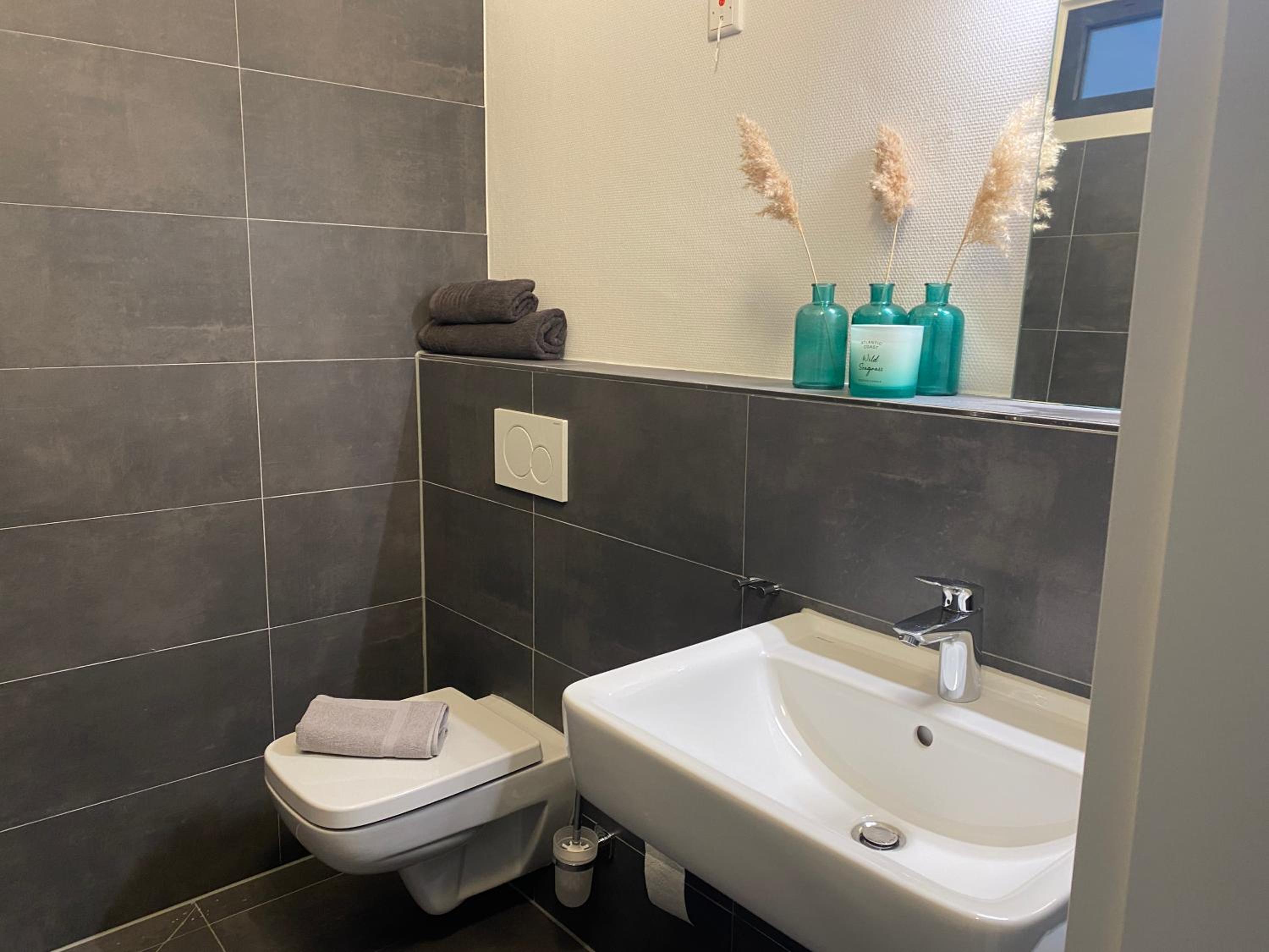 BIELEFELD CITY APARTMENTS - komfortable Einzelzimmer und Doppelzimmer - moderne Badezimmer, schnelles WLAN, Self-Check-In