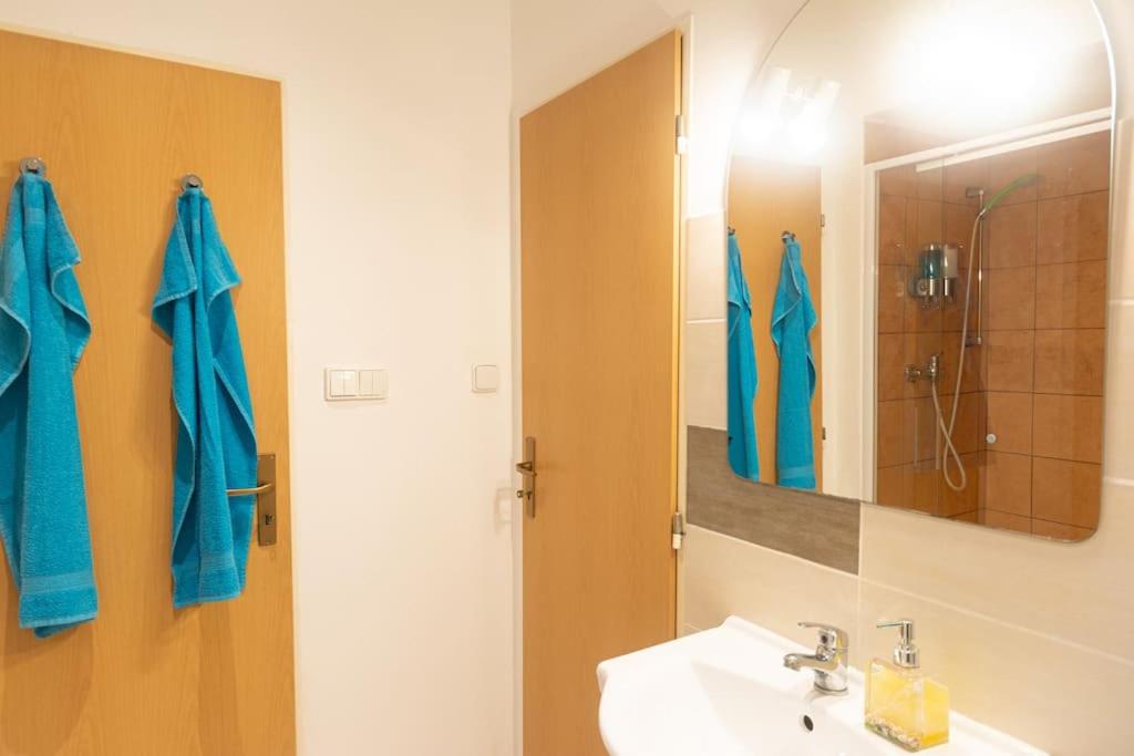 Cozy basement flat, SkyShowtime, 3 minutes to center
