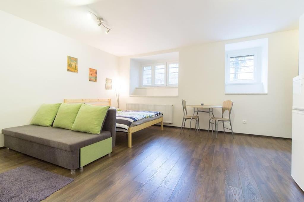Cozy basement flat, SkyShowtime, 3 minutes to center