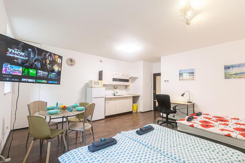Cozy basement flat, SkyShowtime, 3 minutes to center