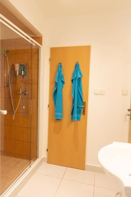 Cozy basement flat, SkyShowtime, 3 minutes to center