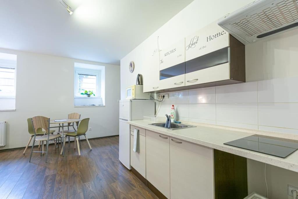 Cozy basement flat, SkyShowtime, 3 minutes to center