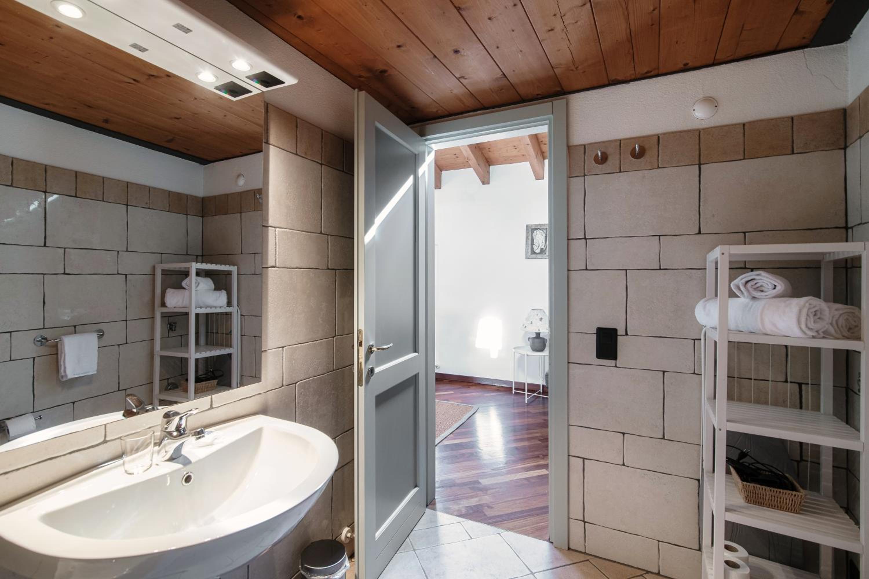SIN4 Apartments by Quokka 360 - overlooking the lake - FAI heritage in Morcote