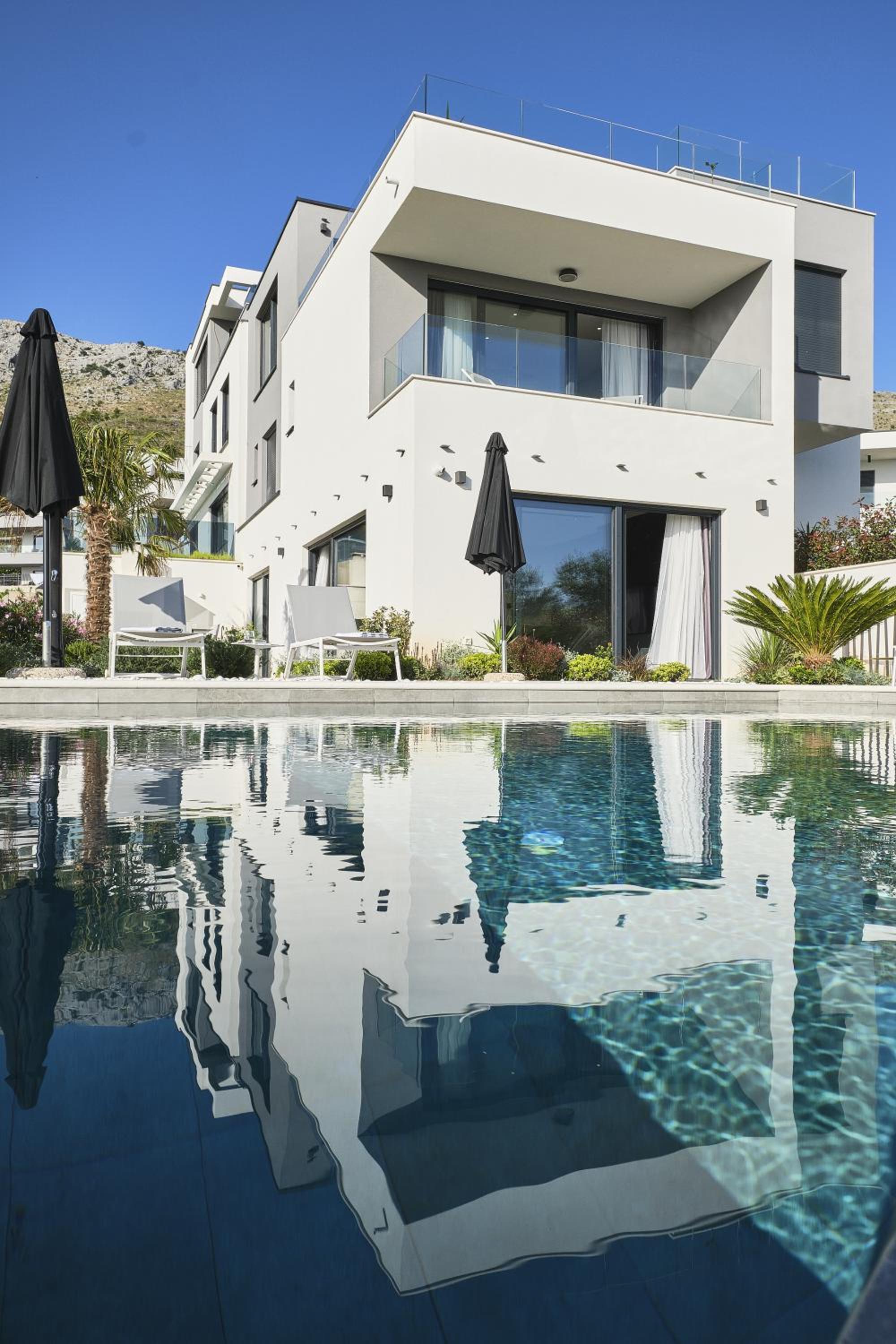 Villa 6 view 2