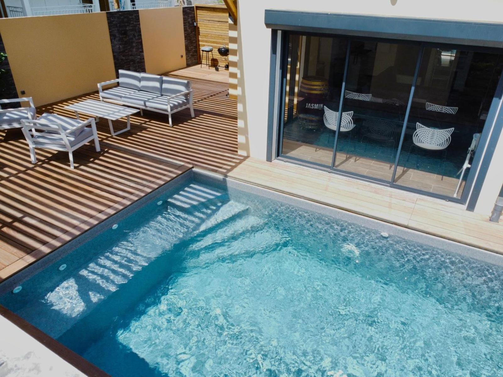 Les Villas Jasmin Standing Piscine Chauffée Jacuzzi 5 Ch 14 Pers view 2