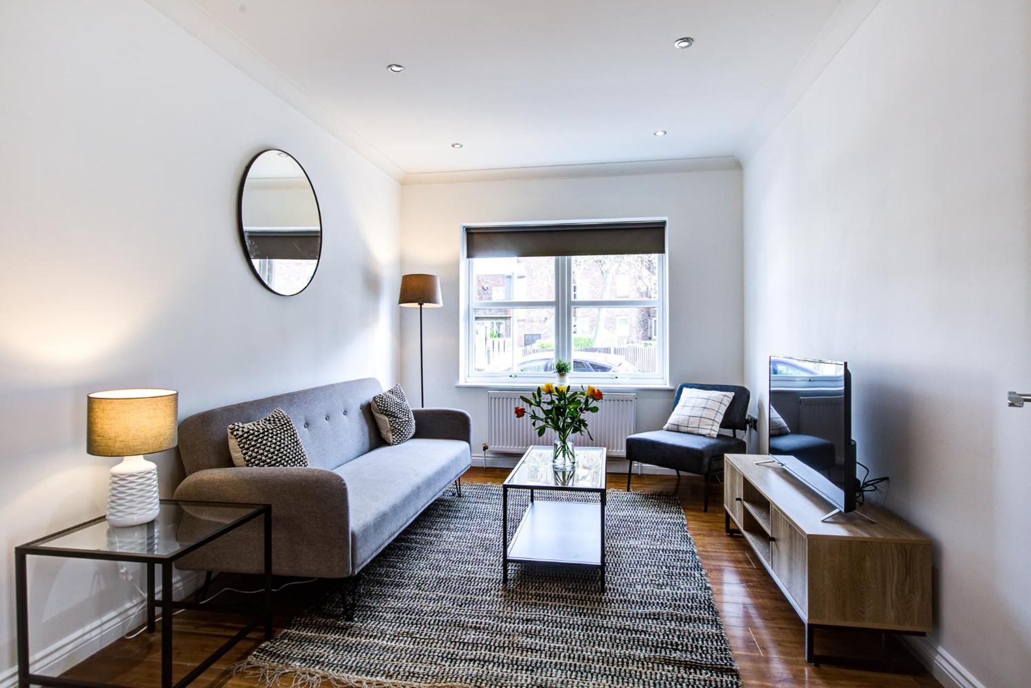 Stylish Two Bedroom Apartment With Free Parking! view 3