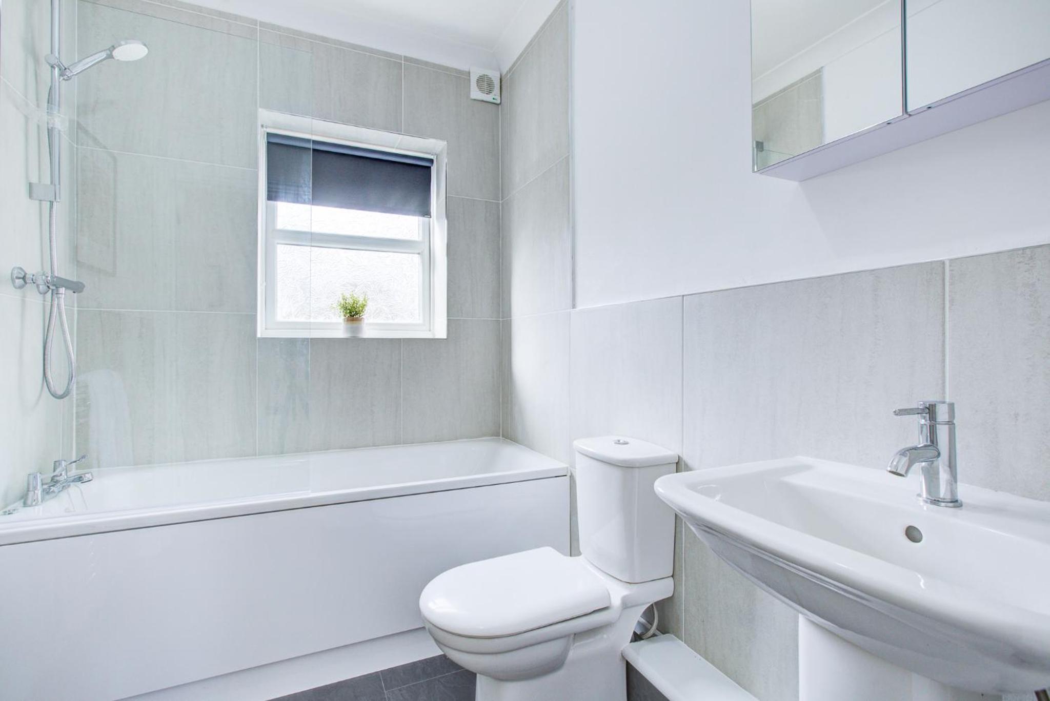 Stylish Two Bedroom Apartment With Free Parking! view 4