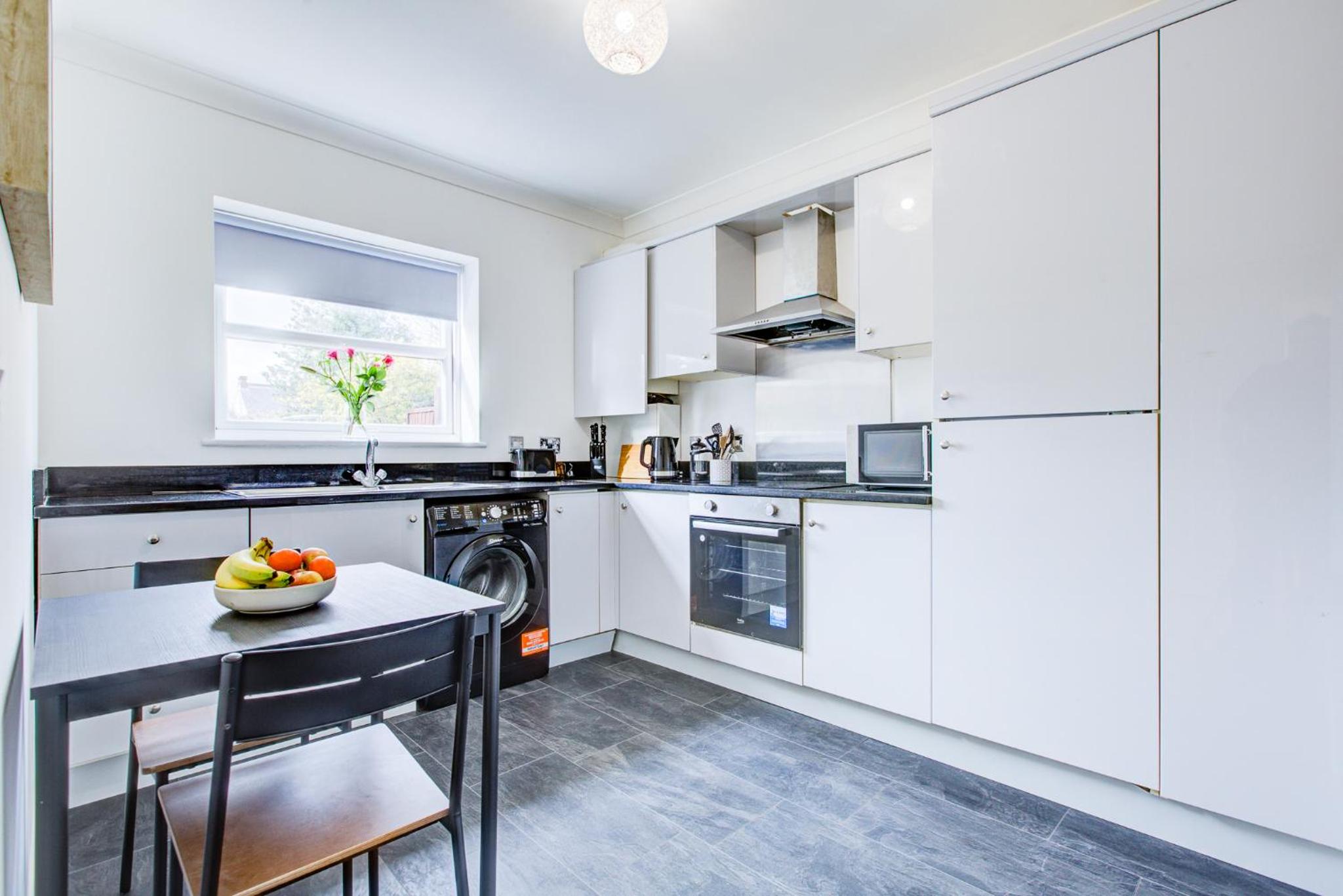 Stylish Two Bedroom Apartment With Free Parking! view 5