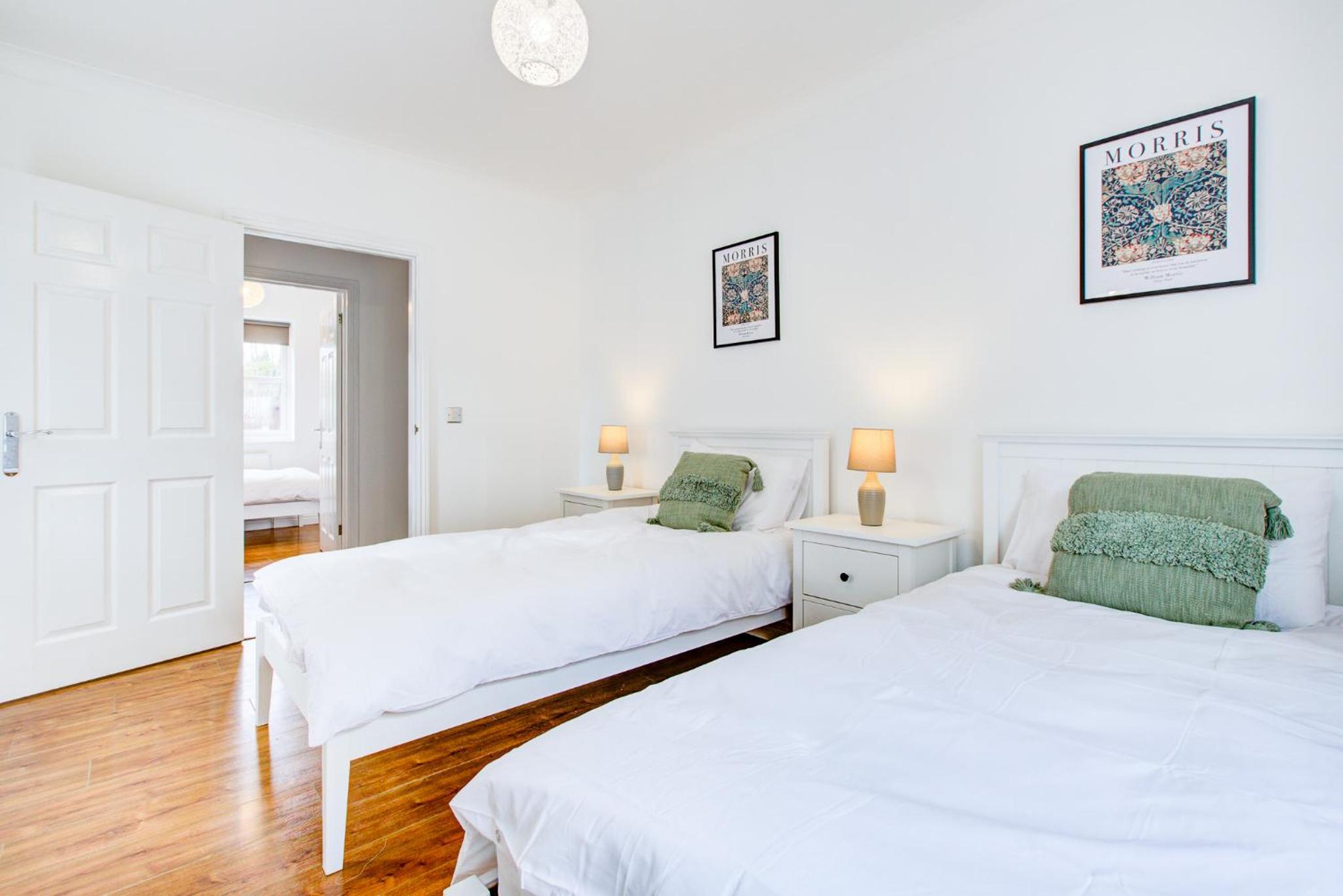 Stylish Two Bedroom Apartment With Free Parking! view 2