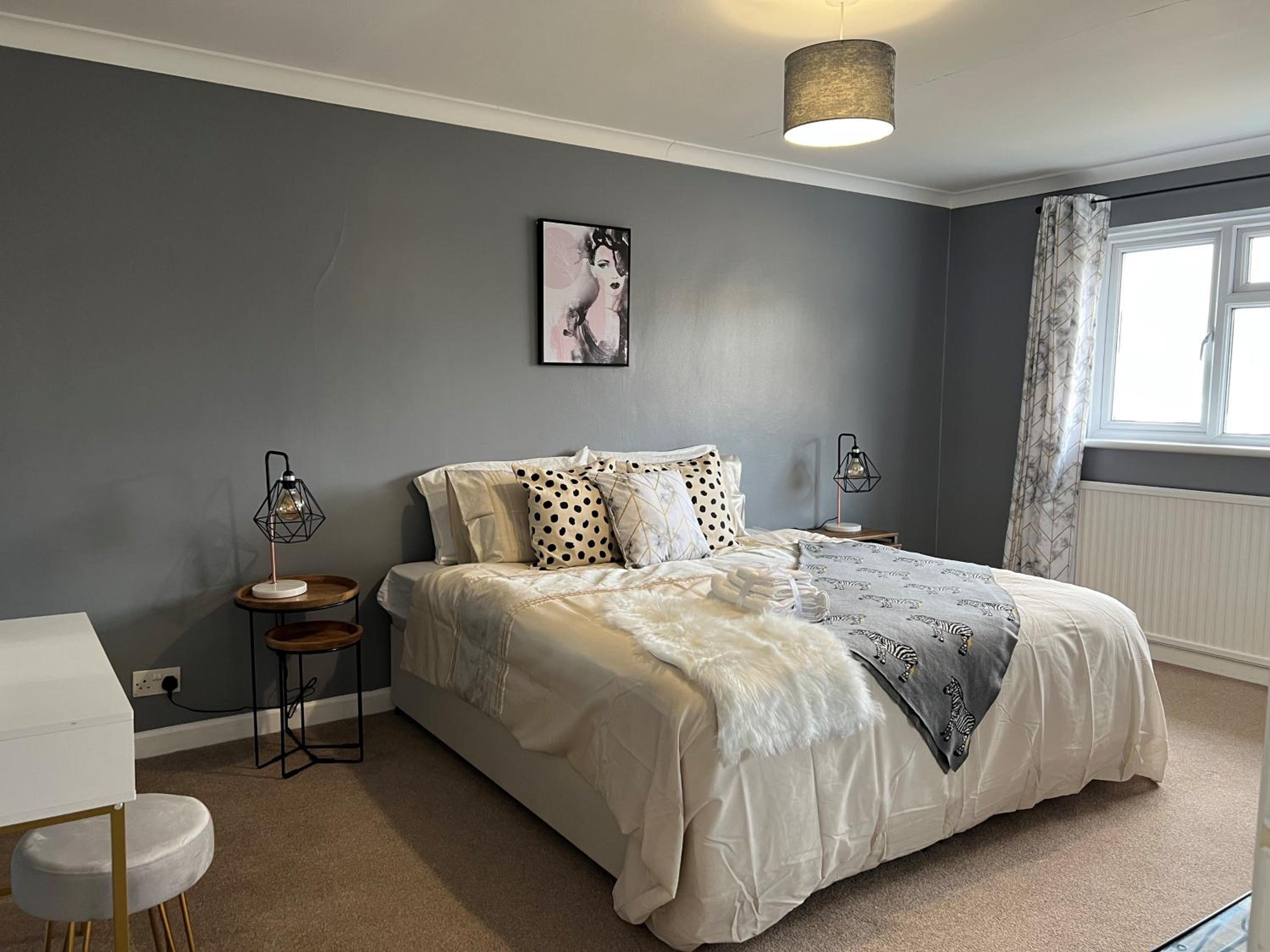Charming 4-Bed House in Cheltenham Free Parking view 3