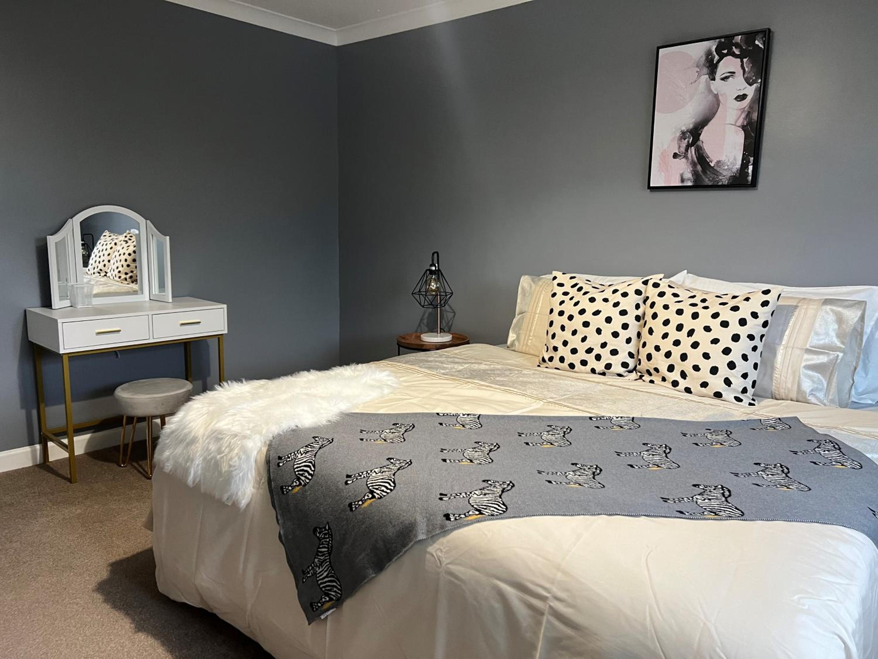 Charming 4-Bed House in Cheltenham Free Parking view 4