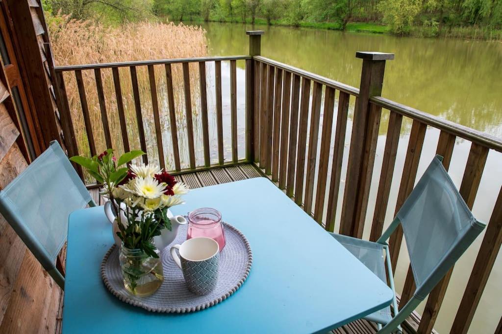 Lakeside Cabin on Stilts- 'Kingfisher'